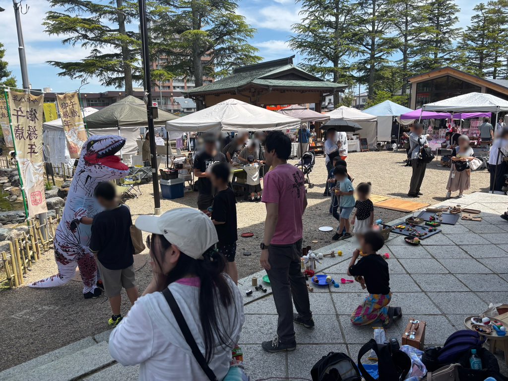 takekomainari's tweet photo. おはようございます🌞
本日も境内では一粒万倍祭が行われハンドメイドやフード、キッチンカーなどが立ち並んでおります🦊
お詣りの際は是非お立ち寄り下さい🙏
皆さまが健康でご多幸となりますよう、ご祈念申し上げます⛩️
#竹駒神社 https://t.co/EHcIoSzBuj