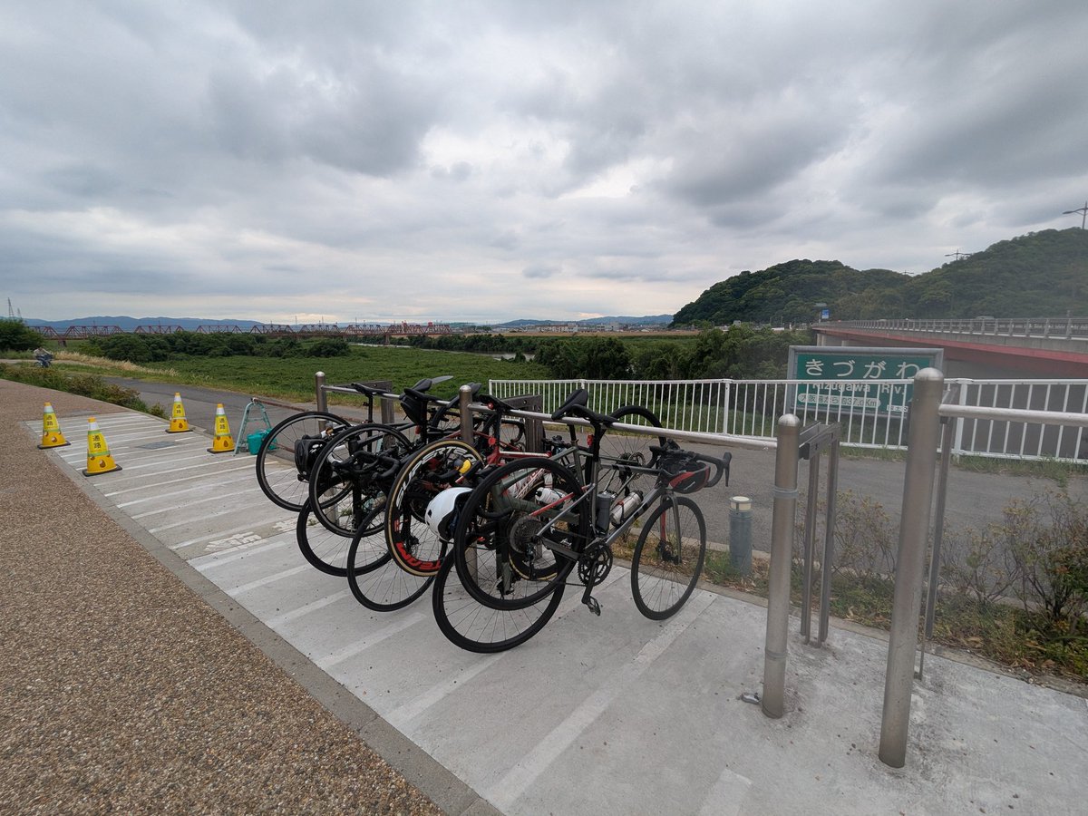 nucc319's tweet photo. こんにちはサイクリング倶楽部です！木津川サイクリングロードを走って、さくら出会い館まで行ってきました！🚴‍♂️✨
なかなかのハイペースでしたが、全員一丸となって最後まで良い走りができました！
1年生のみんな、よく頑張りました！
​#奈良大学
#さくら出会い館
#サイクリング https://t.co/ZbBouRoui1
