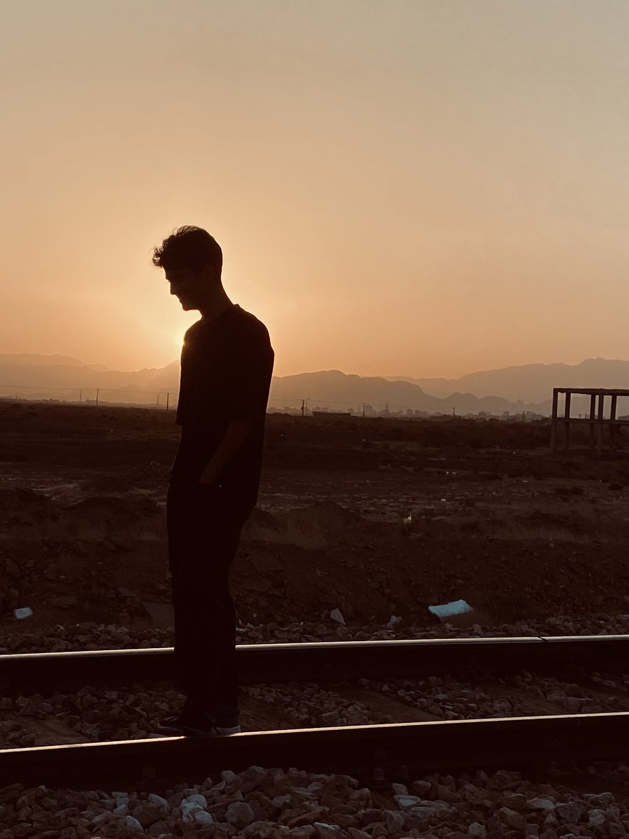 illiaaa_'s tweet photo. تا که نور از راه رسید
رنگ برگارو کشید
گفتم باده سرد بیاد
هر وقت نوبتم رسید https://t.co/OFekanGmds