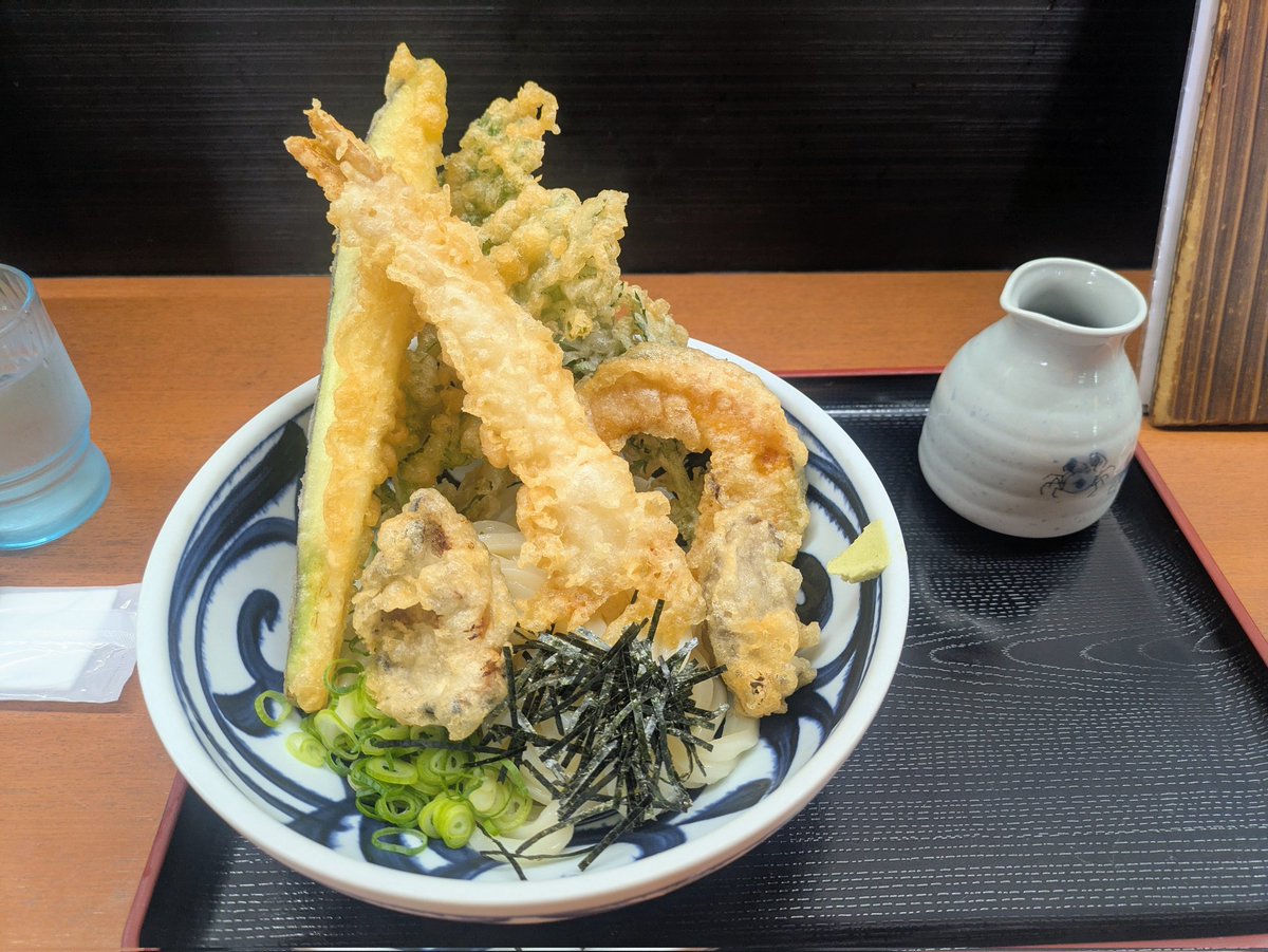 Diver_Book's tweet photo. 讃岐うどん名月の冷ぶっかけ天麩羅うどん
天ぷらサクサクで美味かった
特に椎茸の天ぷらが美味

居酒屋として利用したいレベル https://t.co/2SPhFQdsYt