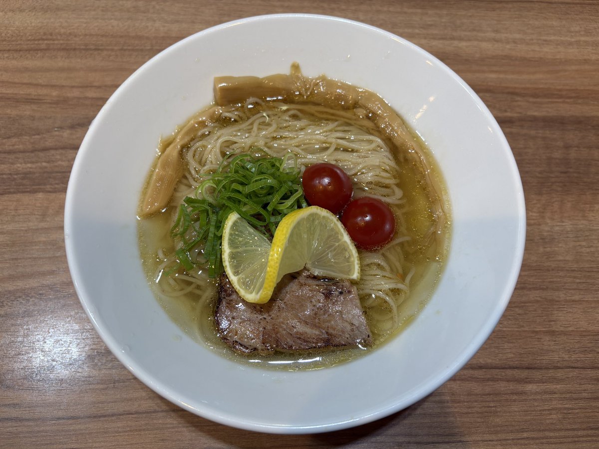 non611's tweet photo. らーめん にじいろ
【限定】
 ・冷やし塩煮干しらーめん

ビジュアルが美しい ⁎✧
金色の塩ダレスープが美味し
すぎるー❤︎
チュルチュル全粒粉細麺
サイコー♪
炙りチャーシュー もウマ〜
ミニトマトがよいアクセント♪
完飲完食ごちそうさまでした

#らーめんにじいろ
#限定
#らーめん  #ラーメン https://t.co/M5GtDYCsLY