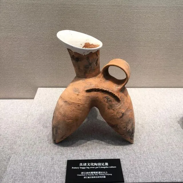 Tim_L51's tweet photo. A wealth of fine jade relics were uncovered at the #Liangzhu Site in #Hangzhou, mainly in the 1970s and 1980s. Their exquisite craftsmanship, governed by a rigorous jade ritual system, represents the peak of prehistoric jade art and embodies religious and royal power. https://t.co/ESHgQOB9NW