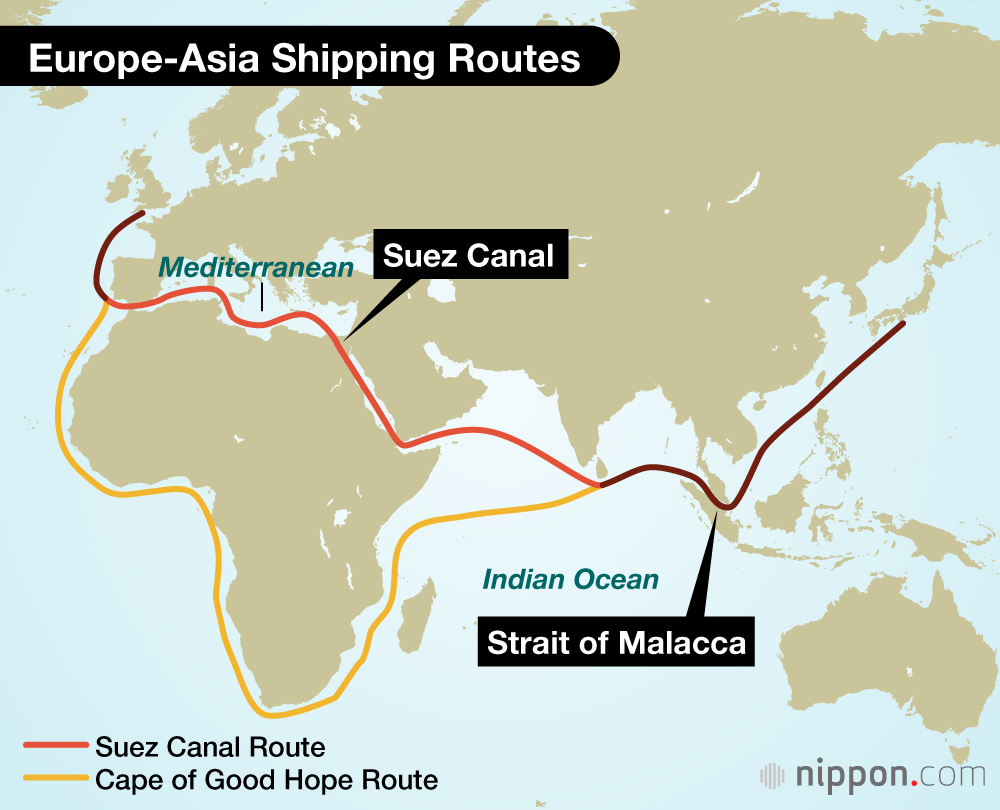 VideoSejarah's tweet photo. Yang tidak kalah penting adalah pembukaan Terusan Suez pada 1869 dan teknologi kapal uap yang menggantikan kapal layar.

Sebelum ada Terusan Suez, perjalanan kapal layar dari Amsterdam ke Batavia memakan waktu sekitar 3-4 bulan.

Begitu terusan ini dibuka dan teknologi kapal uap mulai menggantikan kapal layar, waktu tempuh menyusut drastis menjadi hanya 30-40 hari.

Kecepatan logistik ini sangat pas momentumnya dengan pemberlakuan UU Agraria 1870 di Hindia Belanda. Sistem Tanam Paksa (Cultuurstelsel) resmi dihapus dan digantikan oleh era liberalisasi ekonomi. 

Investor swasta Eropa berbondong-bondong datang untuk membuka perkebunan skala raksasa (kopi, teh, tembakau, dan karet) dan pertambangan, terutama di Sumatra Timur dan Jawa.

Dengan terbukanya jalur laut di Laut Merah juga membuat ongkos naik haji semakin murah, karena banyak kapal yang melalui rute tersebut.  Semangat Pan-Islamisme yang dibawa pulang para haji ini nantinya turut mendorong perlawanan terhadap kolonialisme Belanda.

Terusan Suez adalah akselerator yang menarik Hindia Belanda masuk lebih dalam ke pusaran globalisasi modern. Ia mempercepat eksploitasi ekonomi Barat, mengubah peta pelayaran nusantara, sekaligus membuka pintu interaksi keagamaan dan politik Nusantara dengan dunia Islam yang memantik lahirnya kesadaran nasional Indonesia.