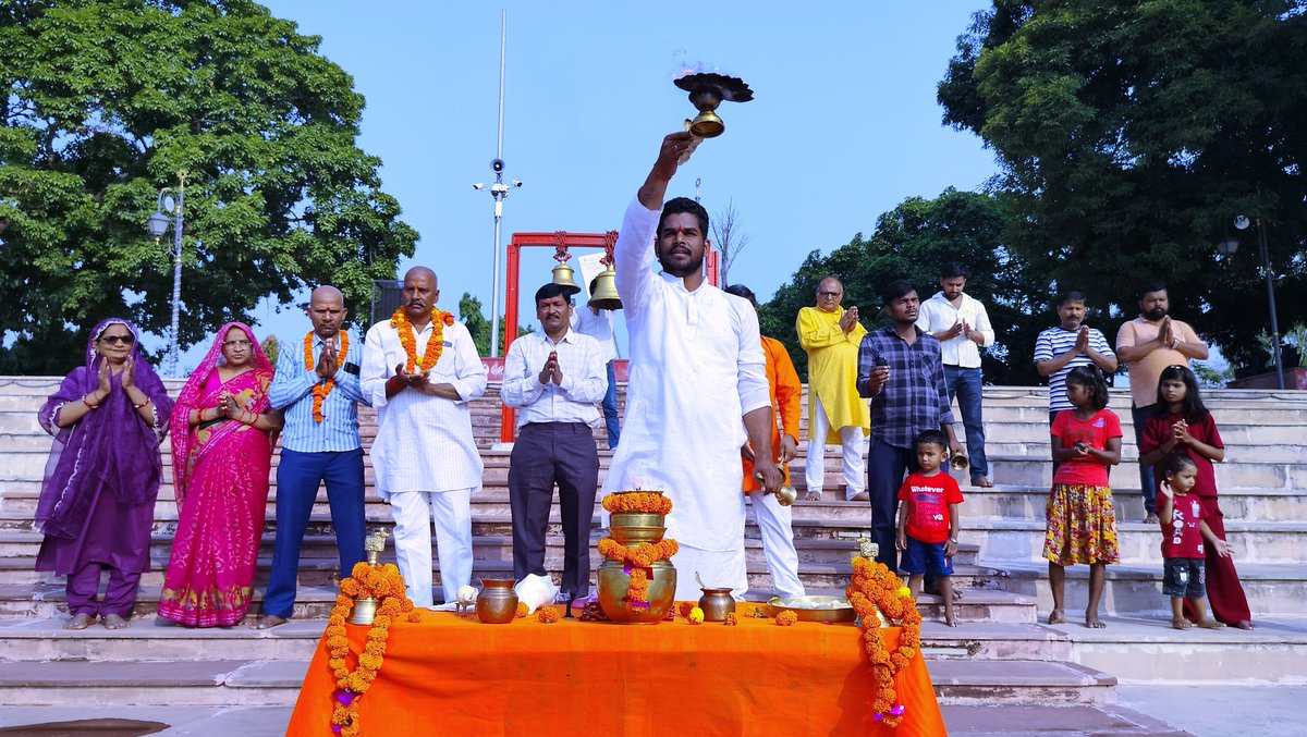 nssupindia's tweet photo. आज प्रातःकाल श्री सूर्य देव जी की 655वी भव्य मंगला आरती संपन्न हुई।
आप सभी श्रद्धालुओं की सभी मनोकामना पूर्ण हो।।
🚩ॐ सूर्याय नमः।।।🚩
संरक्षक सत्यदेव मिश्र 9452011023
अध्यक्ष अविनाश तिवारी 9151203008
उपाध्यक्ष अमित गुप्ता 9918030003 https://t.co/gzjo13ekvR