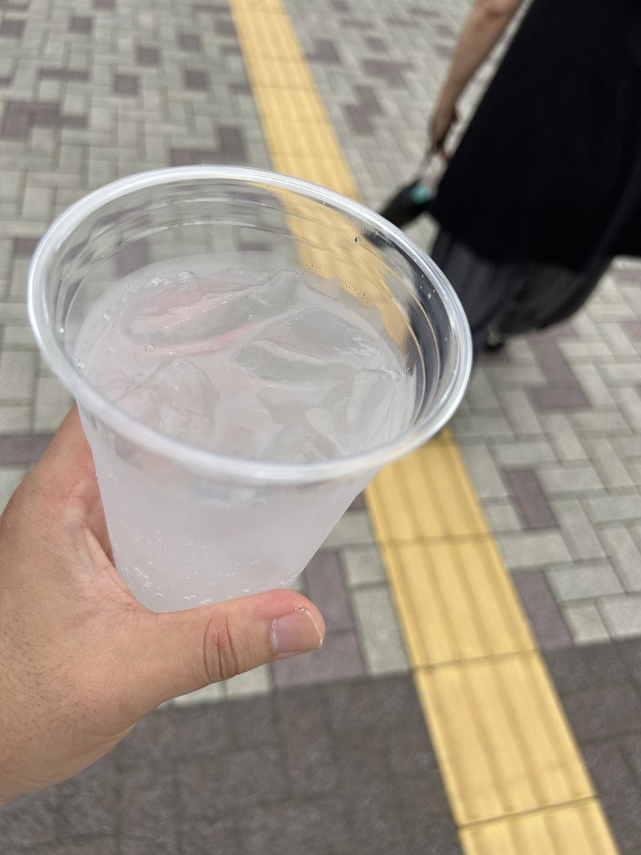 genchi_12's tweet photo. レモンサワー飲んでる https://t.co/V2OyX864Wl