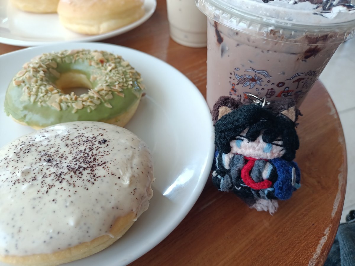 aehs_lyn's tweet photo. #caefeteria tiramisu donutt yummy 😋☝ while watching lamentus collab too ToT https://t.co/0yoDDLwO3X