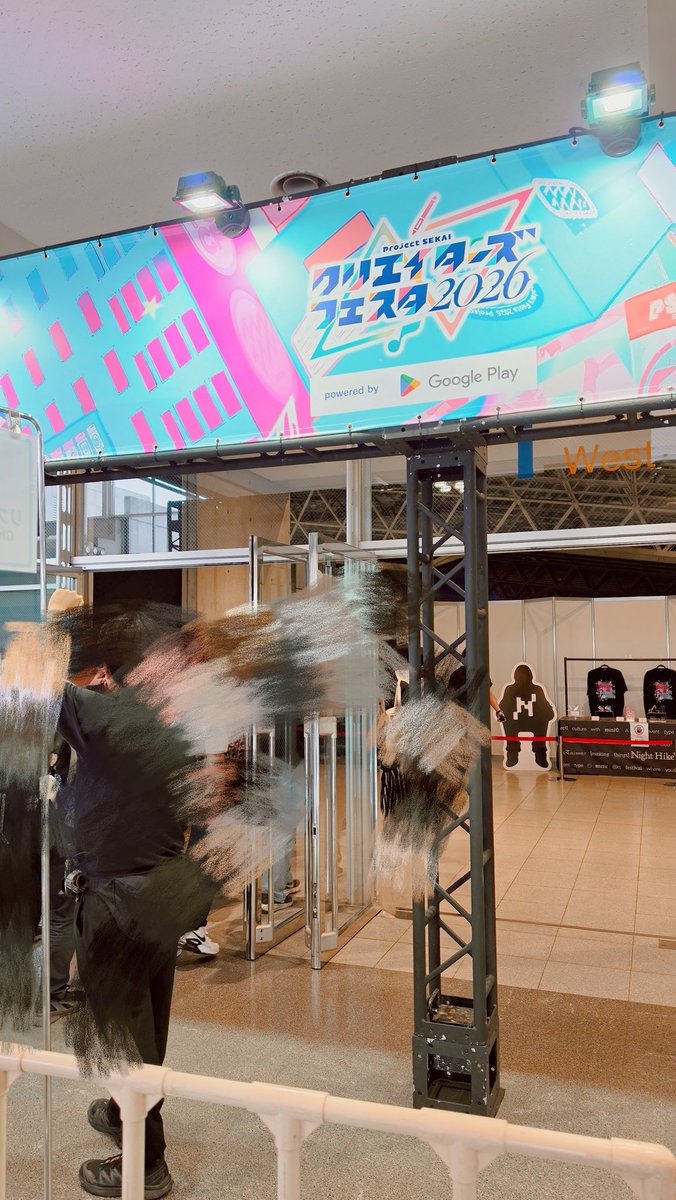 _shinnrin's tweet photo. day 2!! lined up early today and got more stuff!! altho still so much are sold out alr 🥺 https://t.co/YTPjOLi8rC