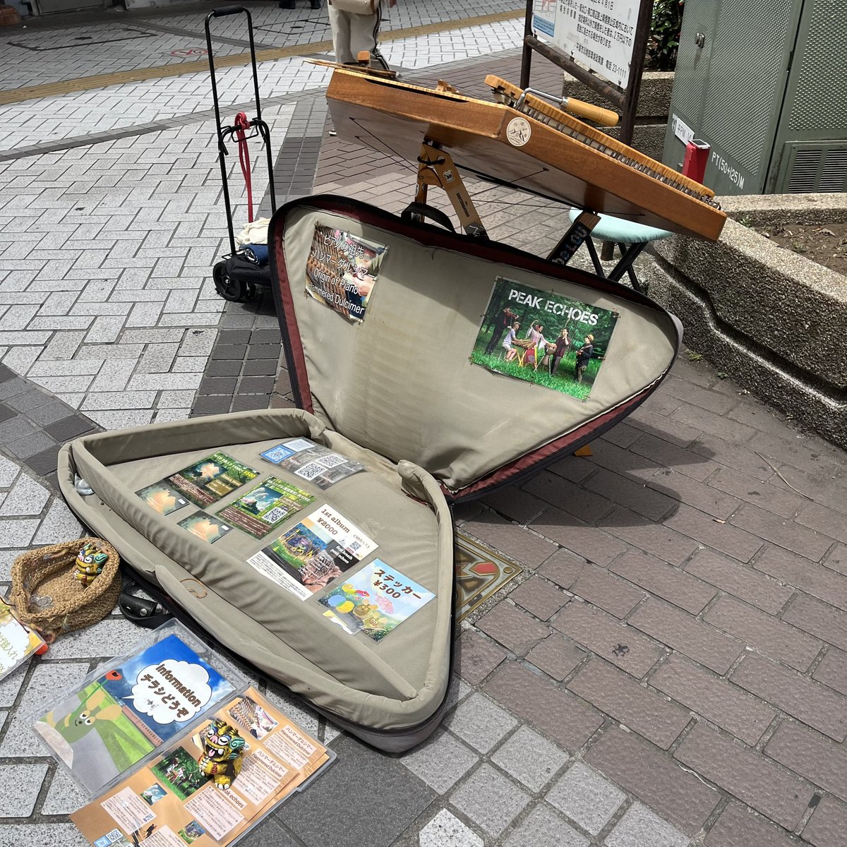 ShinjiIwasaki's tweet photo. 本日もよろしくお願いします🙇‍♂️
ハンマーダルシマーケースのジッパー壊れてるのをお裁縫で誤魔化してたけどまた壊れたからあとでお裁縫せねばヽ(´o｀；
#ハンマーダルシマー #hammereddulcimer  #dustystrings  #peakechoes #santoor #cimbalom #hackbrett #piano #yangqin #meditation #nature #cembalo #民族楽器 #yoga #worldmusic
