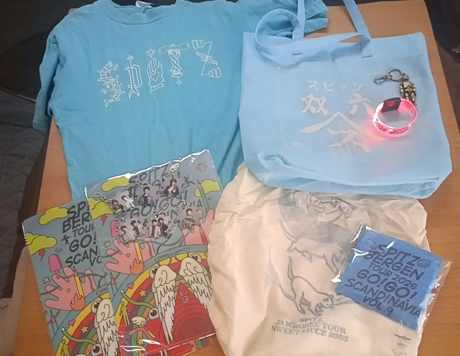 hechimano87's tweet photo. 5月1日にゴースカ行ってきました！1階最前ど真ん中で夢心地でした。ドラム前に持ってきた時私が真ん前だったからテツヤさんとマサムネさんに直接(だと思わせてください)音気をつけるように言われたの幸せすぎた
そしてキーホルダー交換してくださった方ありがとうございます！ https://t.co/s4EwHYpdDp