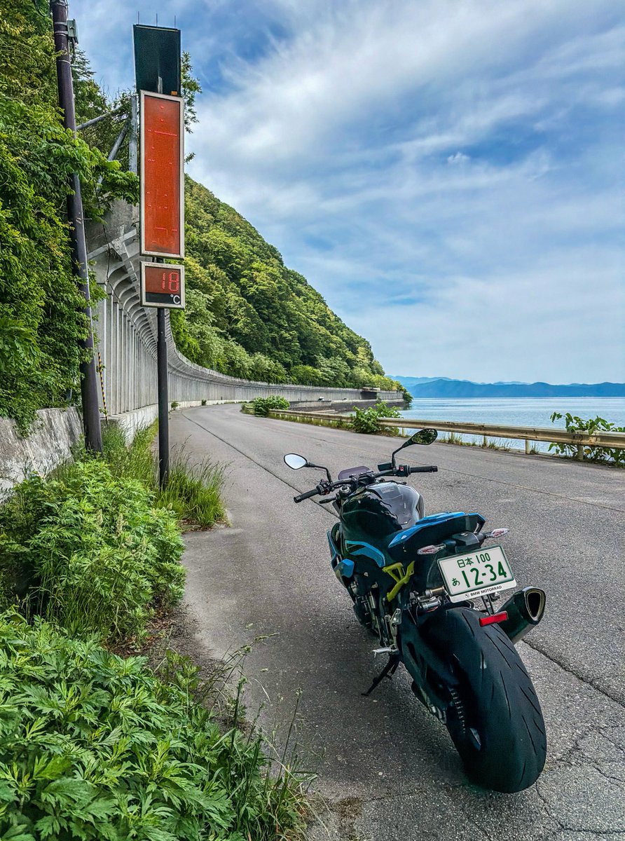 pxw04262's tweet photo. 日中は30℃越えなので、朝の涼しいうちにバイクに乗ってきました。行きは16℃、帰りは18℃と最高に気持ち良く走れました。
今日の燃費：
　メーター表示20.0km/L
　アプリのガソリン消費量 17.1km/L
　満タン法：17.0km/L
メーター燃費計は高くでるようです
#S1000R
#猪苗代湖 https://t.co/3QSLMhW63U