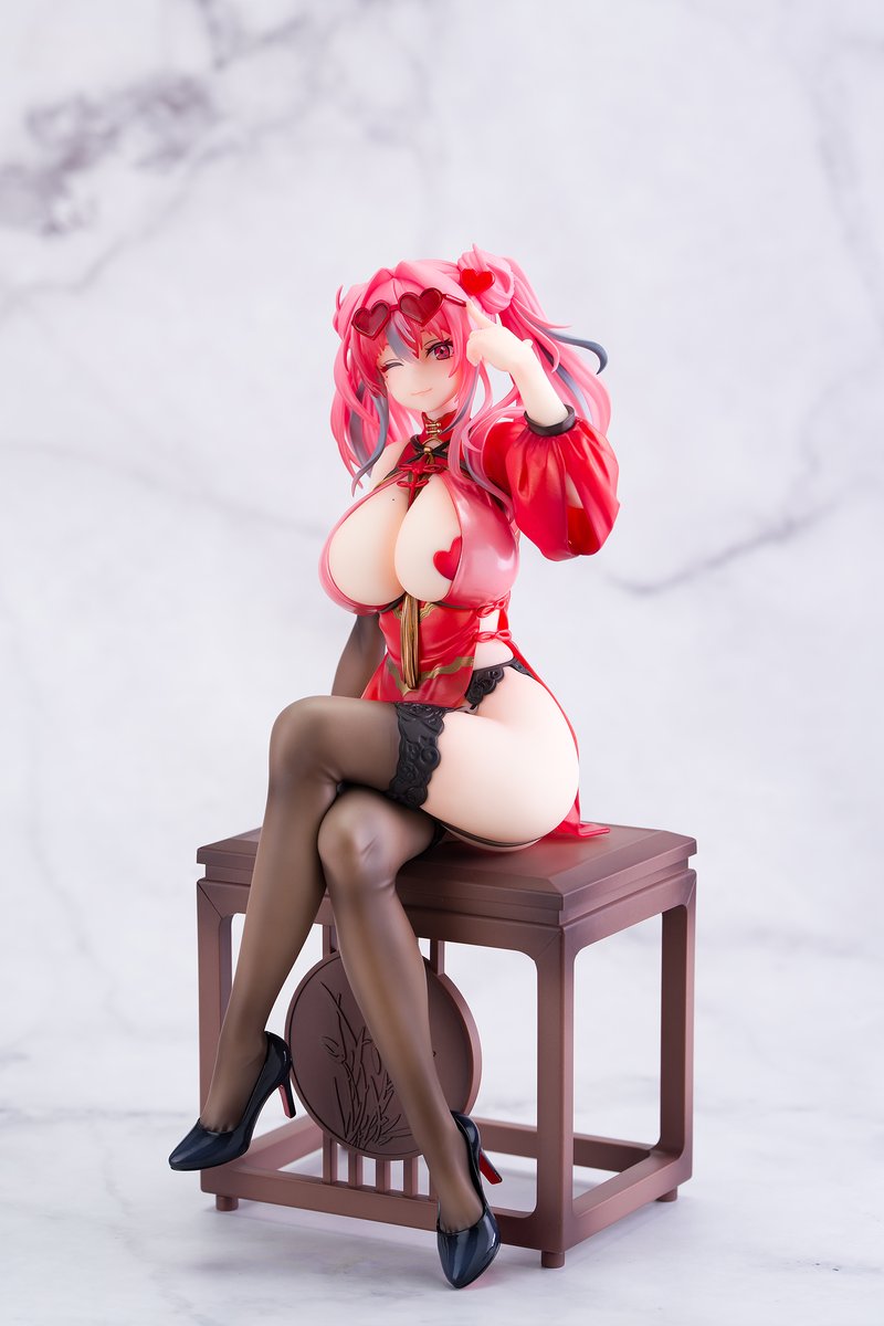 FigMemo's tweet photo. APEX「アズールレーン ブレマートン スチルイラストVer.」フィギュアレビュー

露出度高めのチャイナドレスが可愛いです！
発売済みのフォーミダブルと台座が同じなので並べて飾ると良さそうです

価格：21,230円
スケール：1/7
サイズ：全高約220mm

レビュー記事はリプ欄から https://t.co/QeC9ipWG3J