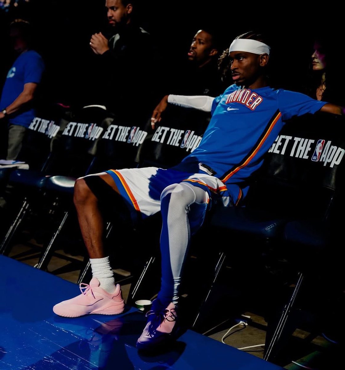 oklahoma_br's tweet photo. Shai Gilgeous-Alexander hoje: 

• 35 pontos 
• 12-21 FG
• 9 rebotes 
• 4 assistências 

Não foi o suficiente. Jogou sozinho https://t.co/YU4a4GyuRM
