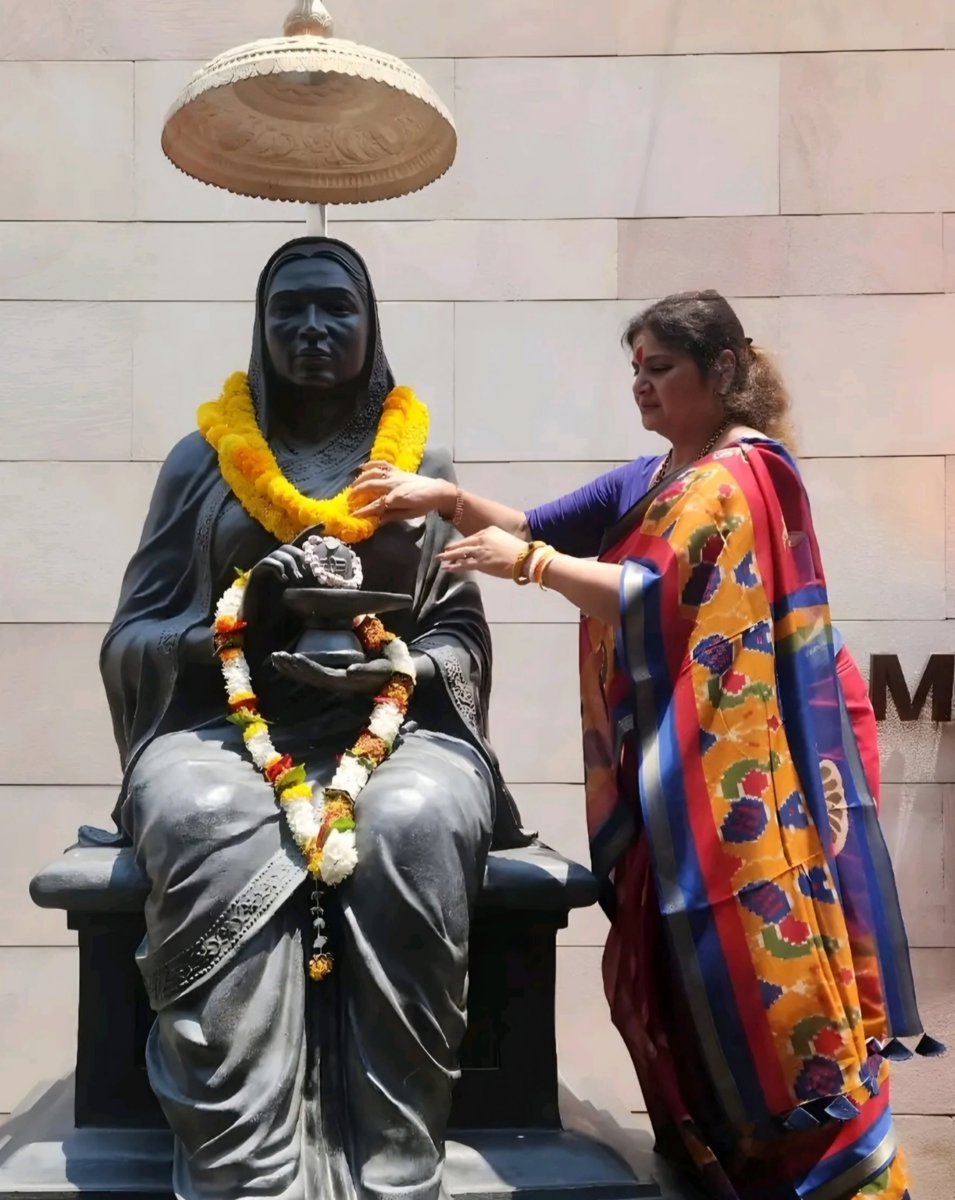 Babitasingh_'s tweet photo. भारतीय इतिहास में 'न्याय और शक्ति' के मणिकांचन संयोग की पर्याय, धर्मनिष्ठा और जनकल्याण की प्रतीक 'लोकमाता' अहिल्याबाई होलकर जी की 301 वीं जन्मजयंती पर आदरपूरित श्रद्धांजलि।

#महारानी_अहिल्याबाई_होलकर https://t.co/W4zmQh9T1n
