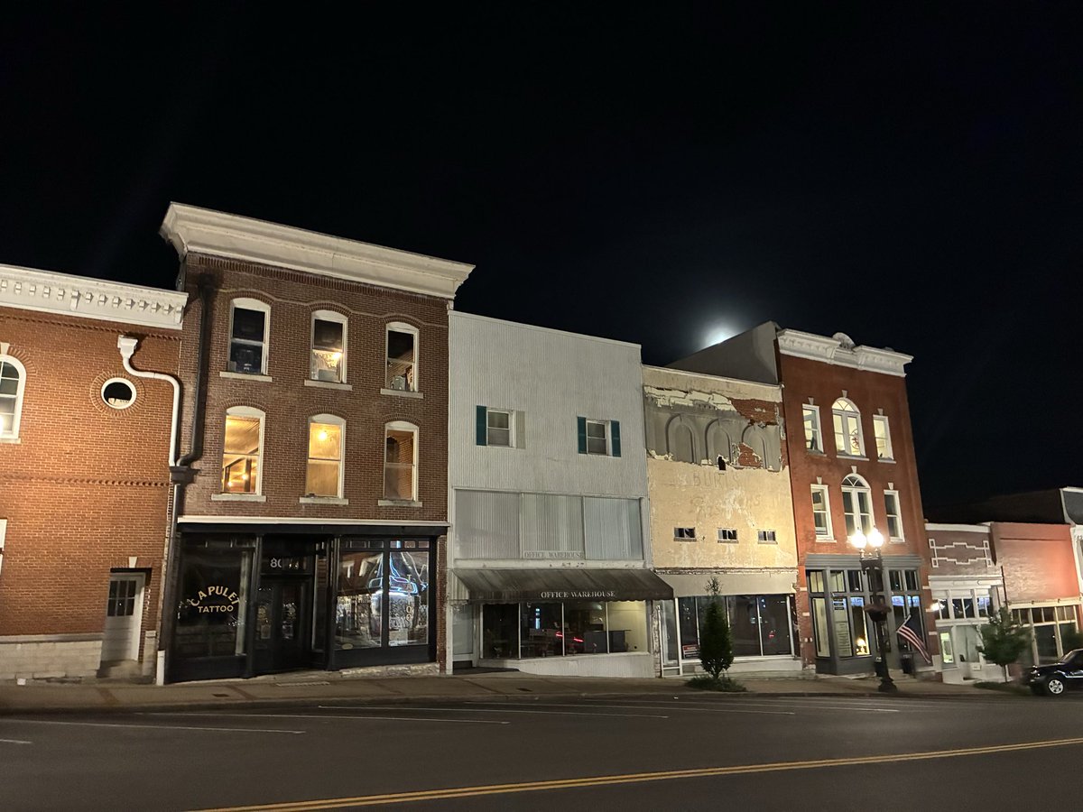 Cowboycodey's tweet photo. I love our little small town, downtown square https://t.co/lhblTmr9Ca