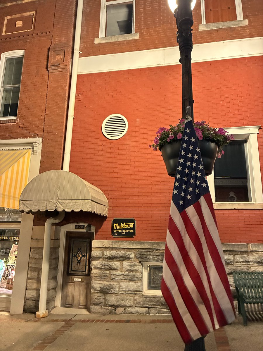 Cowboycodey's tweet photo. I love our little small town, downtown square https://t.co/lhblTmr9Ca