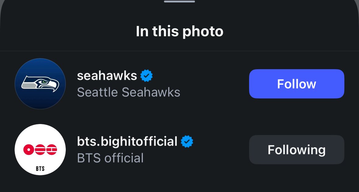 AGUSTD7BR's tweet photo. 📰 | A conta oficial do Seattle Seahawks, equipe de futebol americano de Seattle, fez uma postagem mencionando o perfil oficial do #BTS no Instagram.

A imagem publicada apresenta diversas referências: os “12s”, nome dado à torcida do time; a frase “No Skips” (“sem pulos”) e detalhes associados a capa do álbum ARIRANG, acompanhados da mensagem “12 AS ONE”.

Por enquanto, não há informações se o post está relacionado a uma possível parceria, ação futura ou uma homenagem aos meninos.

#SUGA #슈가 #방탄소년단슈가 @BTS_twt