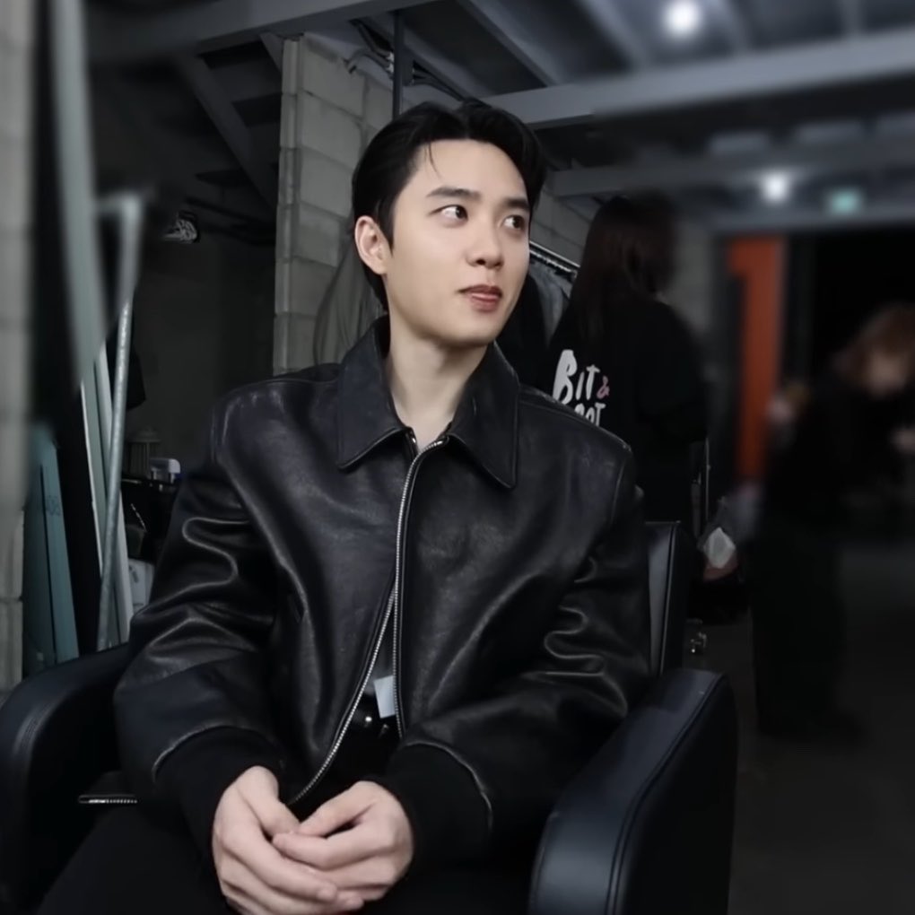 ksoohim's tweet photo. oh to see kyungsoo with this kind of hairstyle performing on stage, a dream 😌 https://t.co/WcspGgId1a