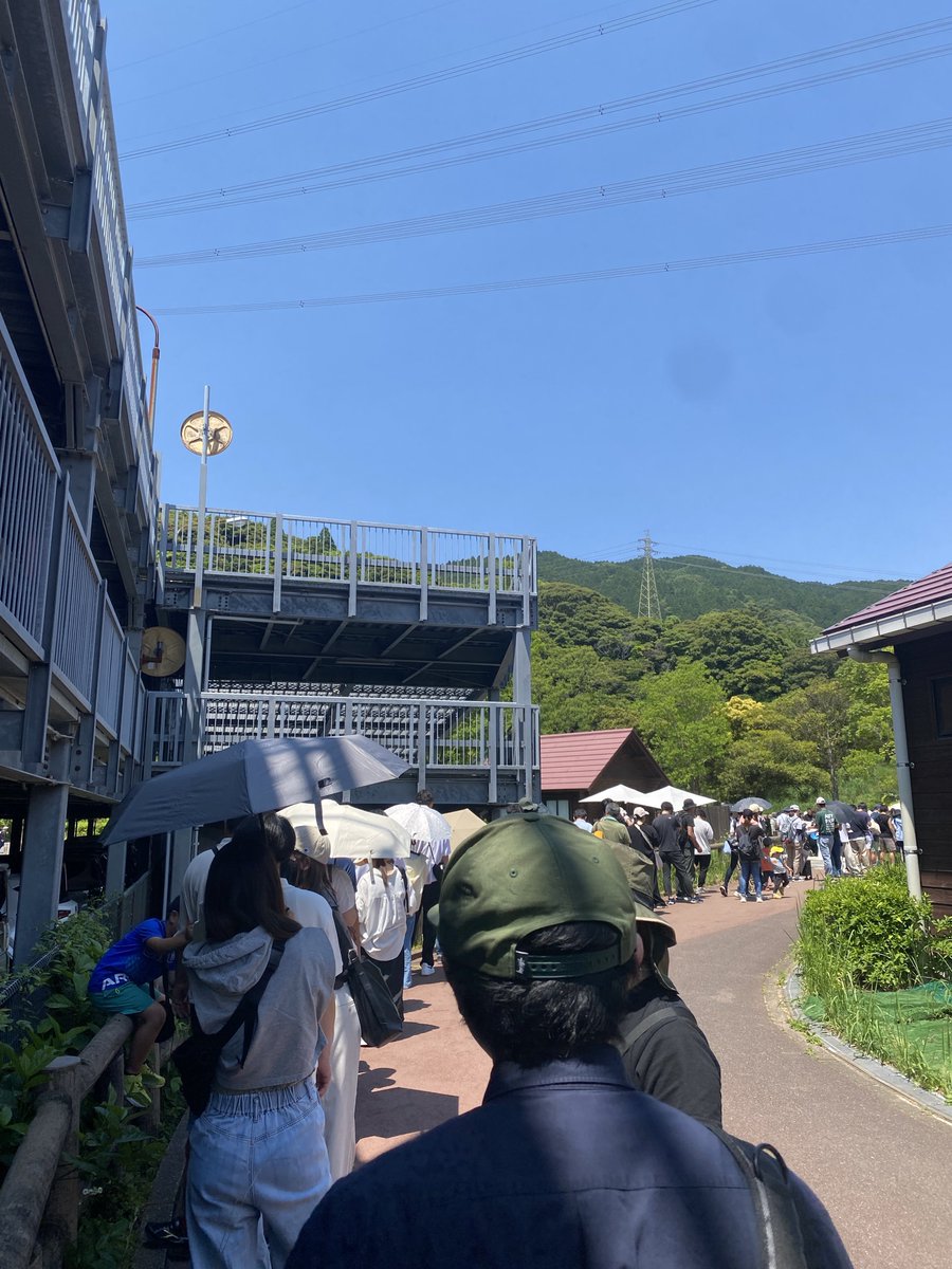 macchan1014's tweet photo. 息子の希望で油山へ🤣

2週間前に来たけど、ダイナソーアドベンチャーまだなかったからまた行きたいとおねだりされてしまった (｢・ω・)｢ｶﾞｵｰ 

とりあえずチケット買うまでに1時間20分並んだ😂

チケット買ってランチ食べたら行こう🦕 https://t.co/sA6XHAO6Jr