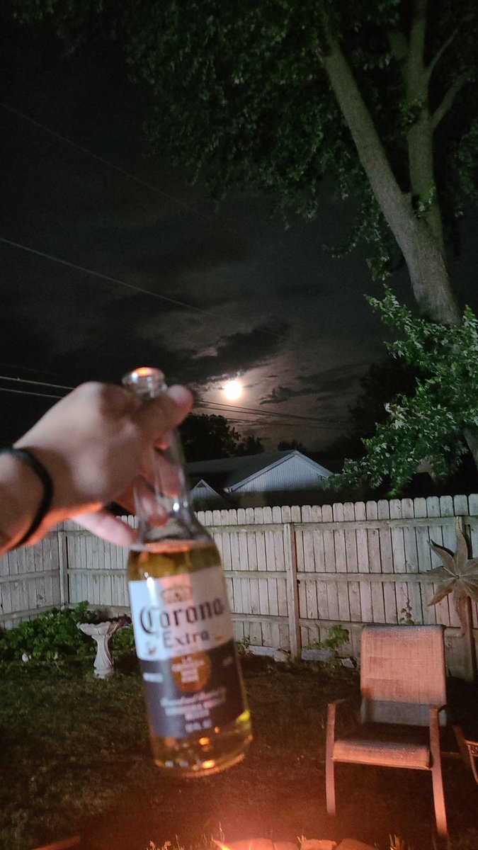 greatgesture's tweet photo. Drinking for her
(The moon) https://t.co/gfkMd8aYvW