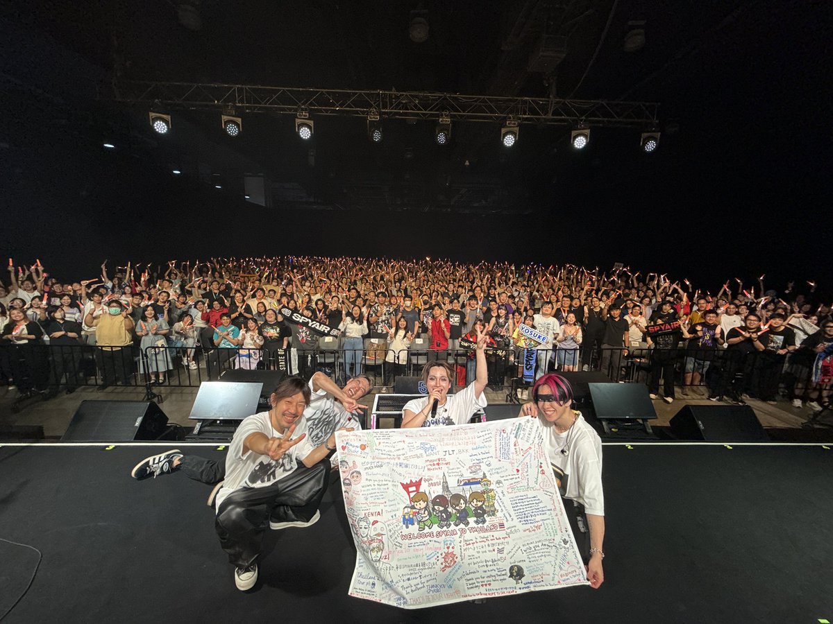 KENTASPYAIR's tweet photo. 初めてのタイでのライブが無事に終わりました！

初めて訪れる国でしたが、みんなの素晴らしい歌声と最高の景色を見せてくれて、本当にありがとう。

またタイに戻って来られるよう、僕たちもこれからもっと頑張ります。その日まで、みんなも元気でいてね！

本当に嬉しかったです。

また会いましょう！

今から帰国！

日本は台風が待ち構えているとの情報。。。
着陸できるのか！？
緊張感持って帰国します！

#spyair #afa2026