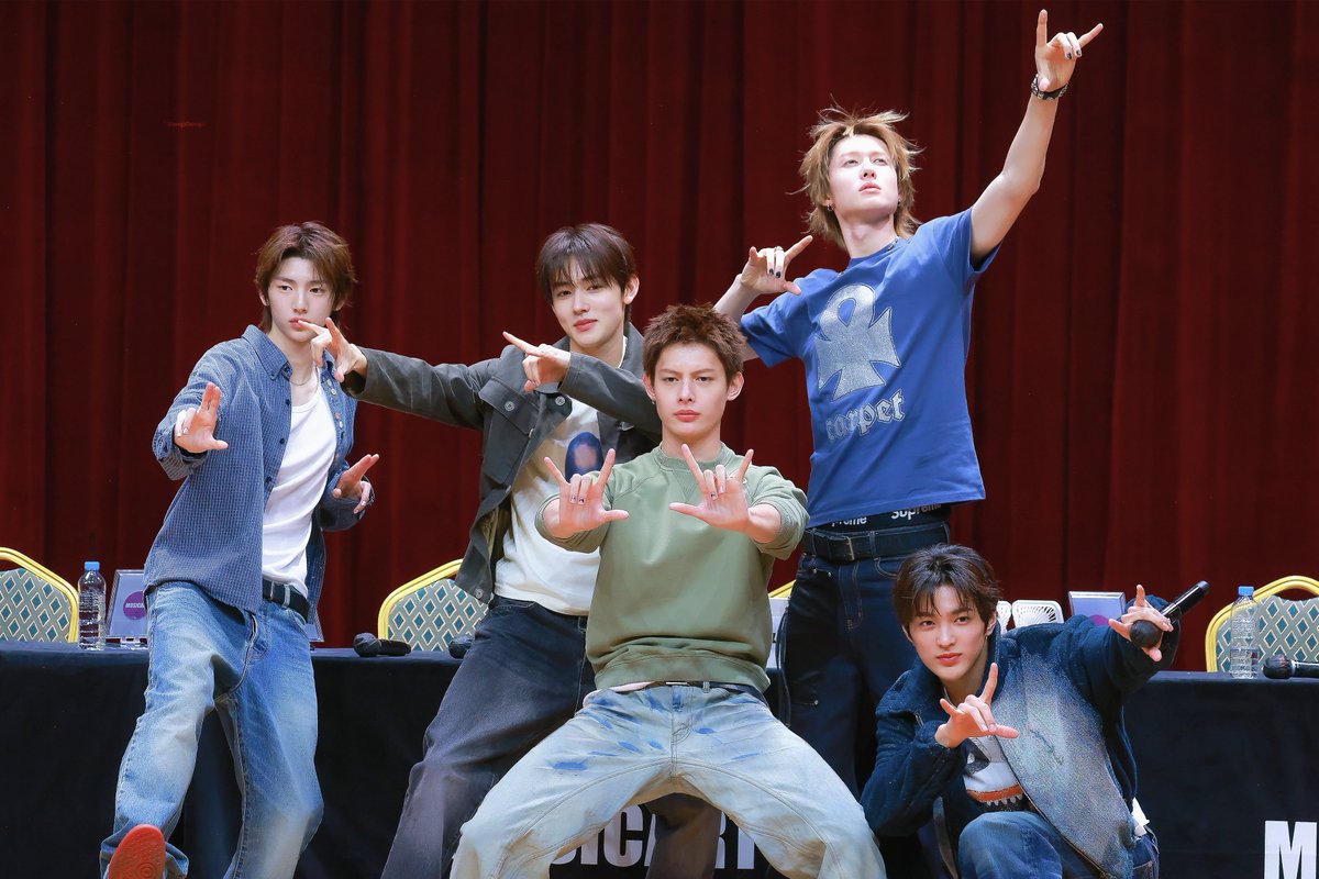cortis_juhoon_'s tweet photo. 260525 내가 많이 좋아해 코르티스🫐🩷
#CORTIS #코르티스 #주훈 https://t.co/bb01keAg9l