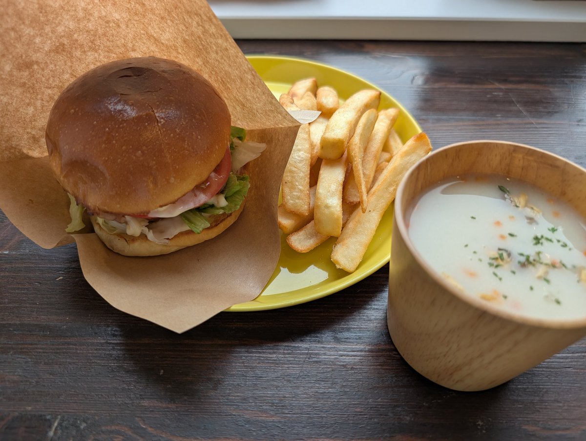 btaur's tweet photo. 天塩郡豊富町大通り フェルム　
fermeバーガーセット❗1470円
テリマヨチキンをチョイス
フライドポテト・ソフトドリンク付き
ココのバーガーやポテトでさえ激推しなのにドリンクとしてクラムチャウダーを選べるなんて神かよ🎵
昔豊富ホッキチャウダーってのが御当地グルメであったが復活しないかなぁ? https://t.co/c2AcnDYCTG