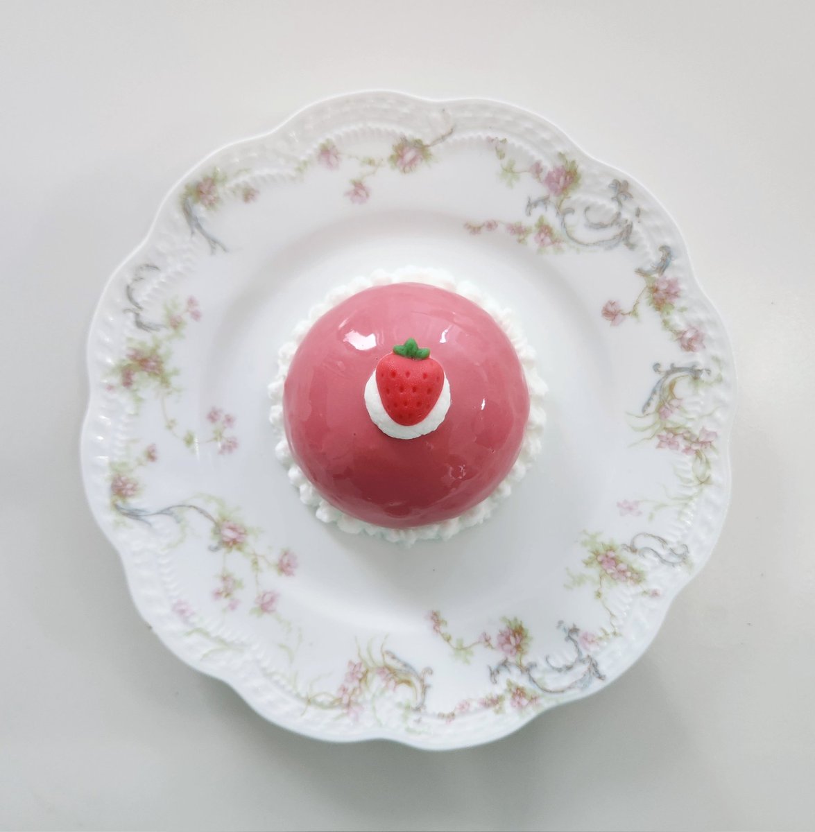 a_cup_of_teatea's tweet photo. 🍓 딸기 무스 케이크 🌹

루비 글라사주
장미 마스카포네 무스
딸기 젤리
딸기 크레뫼
비스퀴 조콩드

저의 첫 쁘띠갸또 추억 회상 해보아요...♡
장미랑 딸기 조합 잘 어울렸어요(˶ᐢᗜᐢ˶)
#티티의_베이킹 https://t.co/zp4V3VdEXc