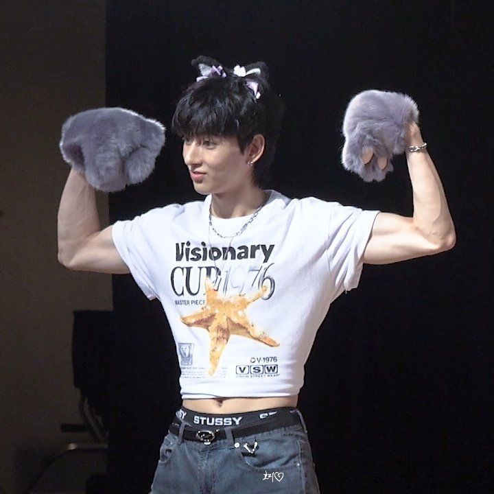 flexing idol tweet media