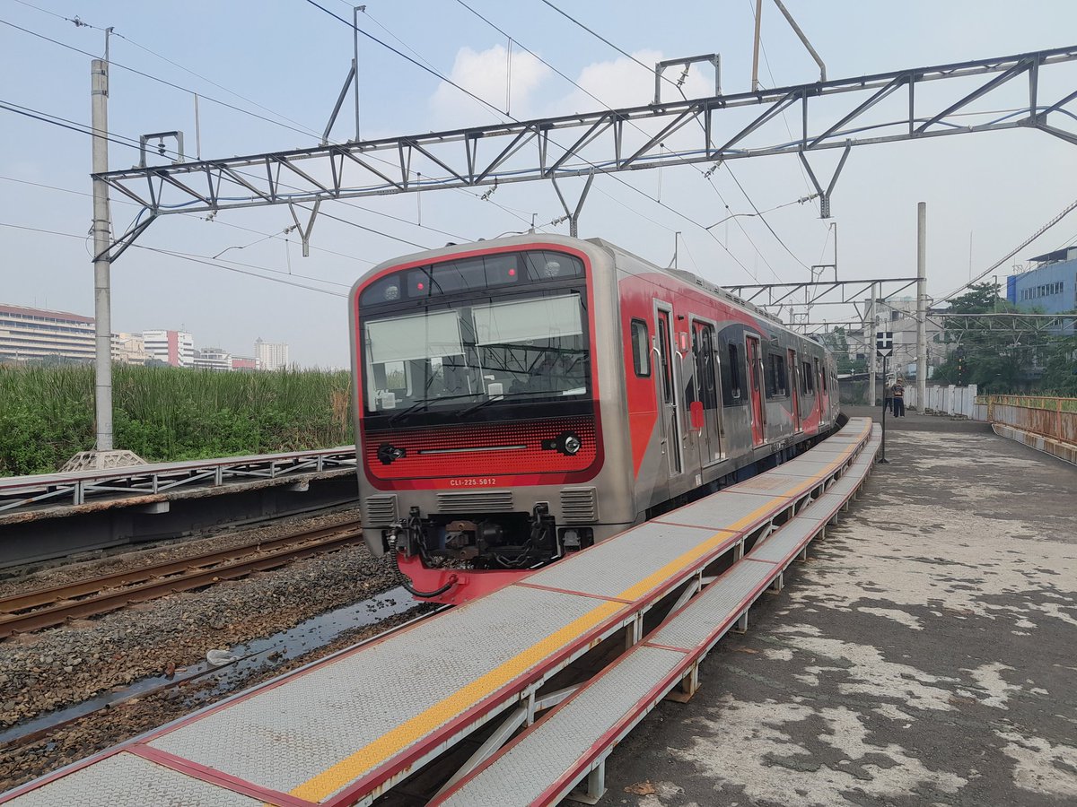 wira1517's tweet photo. Nuansa KRL iE-305 PT INKA Madiun Lintas Blue Line (Cikarang Line).
#fotosepur
#fypシ゚viralシfypシ゚
#krlcommuterline
#railfansindonesia
#viral
#keretaapi
@argothrottle
@instrail_id
@txttransportasi
@sahabat_kereta
@pt_inka
@AnkerTwiter
@jurnalrailfans
@jalur5_ https://t.co/ZtWCLToxFU