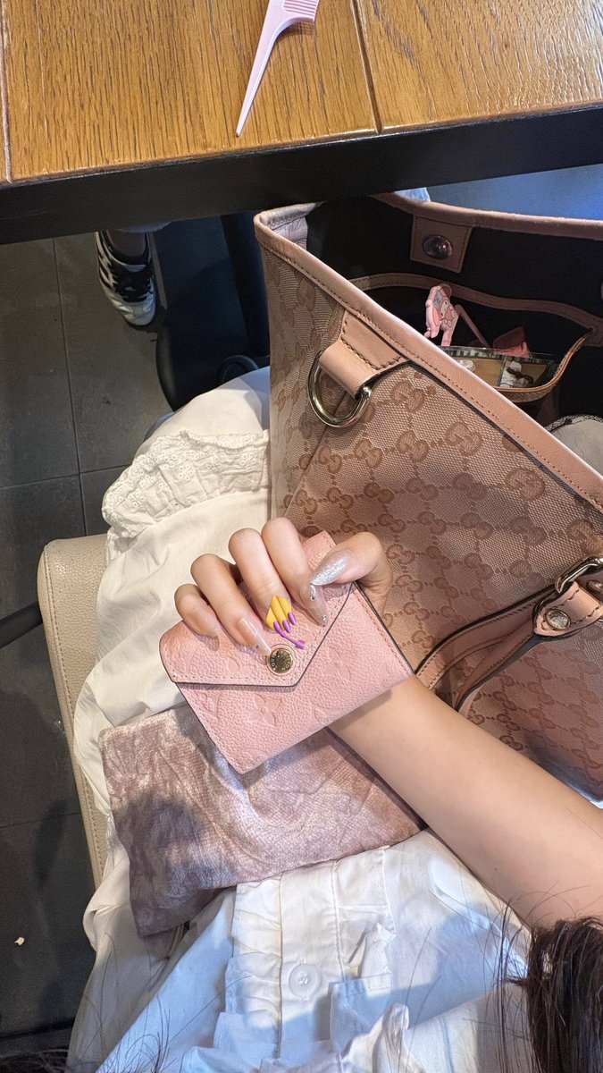 fx98o's tweet photo. 네일만 하면 하루종일 손톱만 보는 병에 걸림.. ♥💅 오늘 네일 너무 맘에들어 https://t.co/VR0wGQEBxf