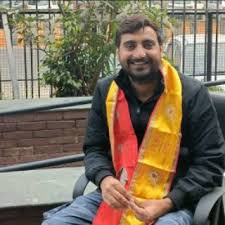 iamAKstalin's tweet photo. पेपर लीक करने वालों को पकड़ नहीं पा रही सरकार, लेकिन विरोध करने वाले शिक्षकों और छात्रों पर पूरी ताकत झोंकी जा रही है।

परसों इलाहाबाद में छात्रों ने लेखपाल और NEET पेपर लीक के खिलाफ मार्च निकाला था।

इस मार्च में एग्जामपुर कोचिंग के डायरेक्टर विवेक कुमार भी शामिल हुए थे।

अब आज यूपी पुलिस ने उनके इलाहाबाद संस्थान को “अवैध” बताकर सील कर दिया।

कमाल की बात देखिए…
जो संस्थान 5 साल से चल रहा था वो अचानक विरोध प्रदर्शन के बाद अवैध हो गया!

यानी पेपर लीक करवाने वाले खुले घूम रहे हैं
और युवाओं की आवाज उठाने वालों पर कार्रवाई हो रही है। 🫡