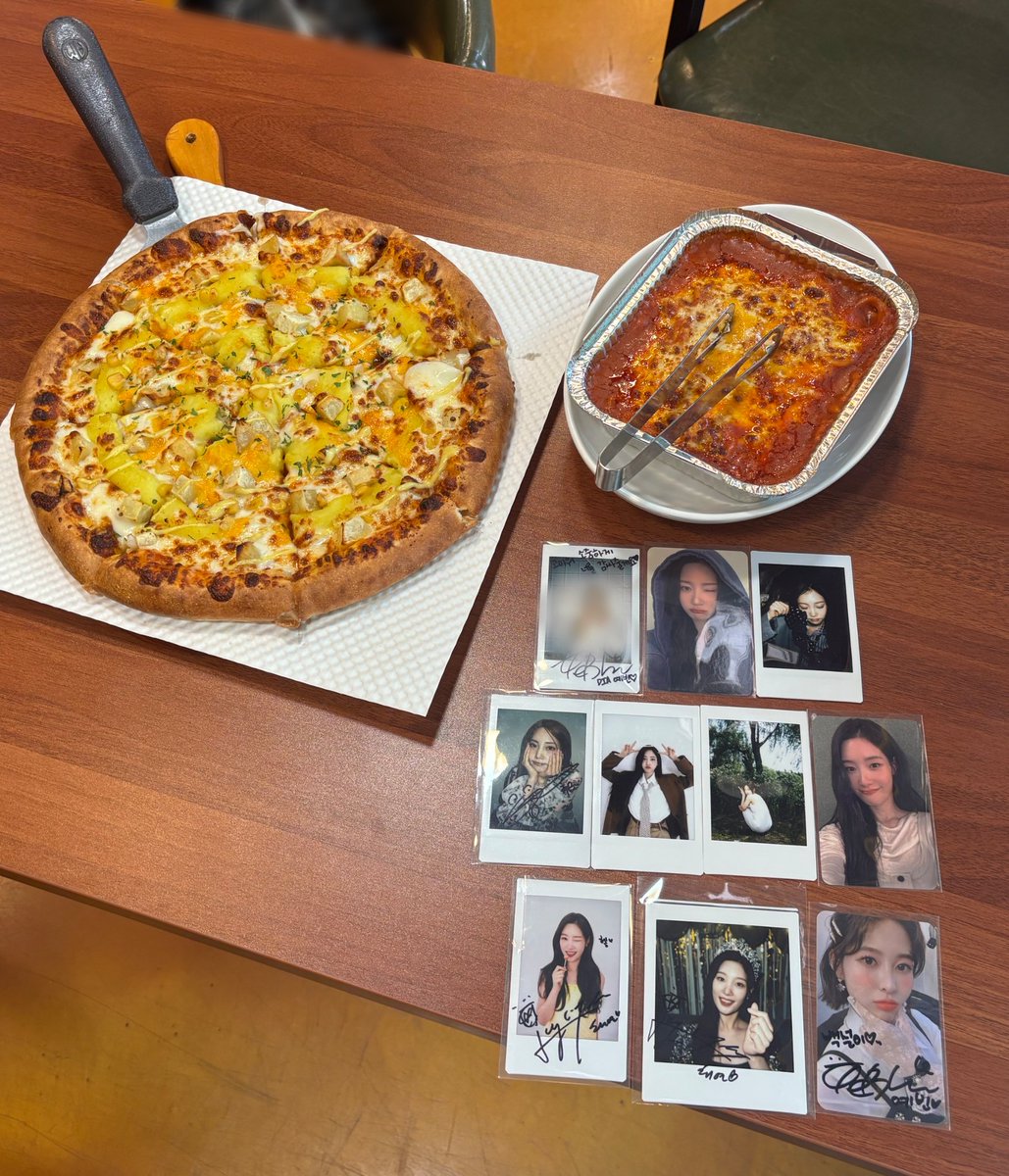 yebin_princess's tweet photo. 채연언니 보러 가기 전에 도미니칸조 냠냠 💕💕 https://t.co/EGYpsVocTD