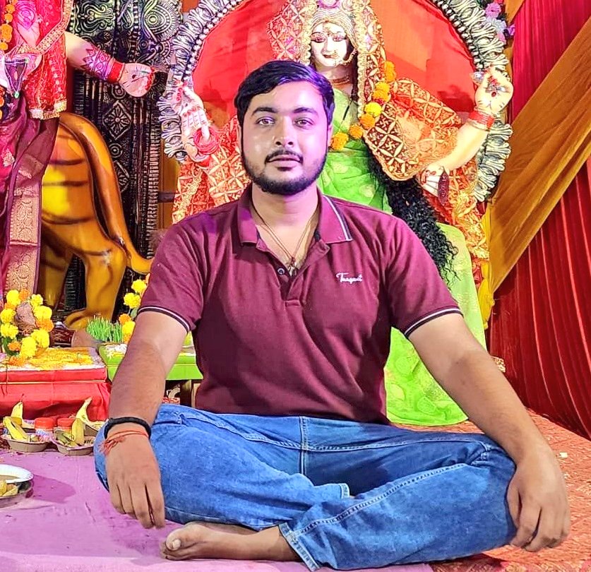 HumaNaaz85's tweet photo. गाजियाबाद में इंटरनेशनल पैरा खिलाड़ी चिराग त्यागी की हत्या - आरोपी यश खटीक 
गाजीपुर में कारोबारी के बेटे विनीत राय की हत्या - आरोपी शंकर पांडेय।
फिरोजाबाद में मासूम बच्चे को पटक-पटक कर मारने वाला जितेंद्र पाठक गिरफ्तार।
ये पिछले 2 दिनों में हुई घटना है जिसमें मृतक भी हिन्दू और हत्यारा भी हिन्दू  लेकिन किसी तथाकथित धर्मरक्षक की आंखों में आंसू नहीं आए। कोई भीड़ इंसाफ मांगने नहीं निकली न ही किसी टीवी चैनलों पर बहस हो रही है। 
अब इस देश में इंसाफ हत्या देखकर नहीं, हत्यारे का धर्म देखकर तय होने लगा है।
अगर आरोपी मुस्लिम हो तो पूरा सिस्टम जाग जाता है,और अगर नहीं हो… तो लाशें भी खामोश कर दी जाती हैं।  तथाकथित हिंदूवादी संगठन को इनके परिवार की वेदना नहीं सुनाई देती क्योंकि उन्हें इंसाफ से नहीं मतलब मतलब तो है देश में हिंदू मुस्लिम कर देश को बांटने से । 
@aajtak @Republic_Bharat @News18India  जैसे बेशर्म चैनल खुलेआम नफ़रत फैला रहे है और सरकार चुप्पी साधे है ।