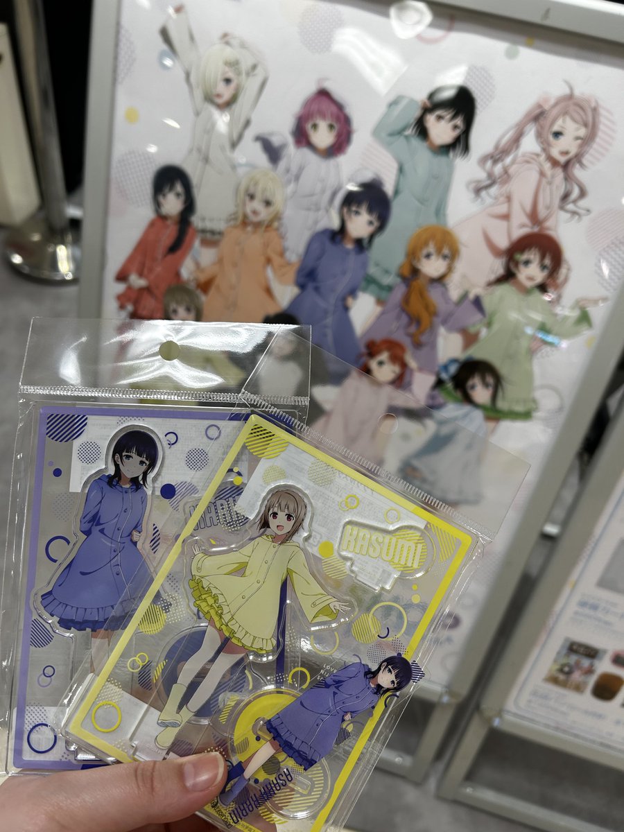 Kanan1106MY's tweet photo. りすつあー前にニジガクPOPUPSTORE行けた！レインコートのかすみんと果林先輩可愛すぎる💛💙しかも購入特典果林先輩だったのがめっちゃ嬉しい！！
 #ニジガク https://t.co/DEDtlBZwIg