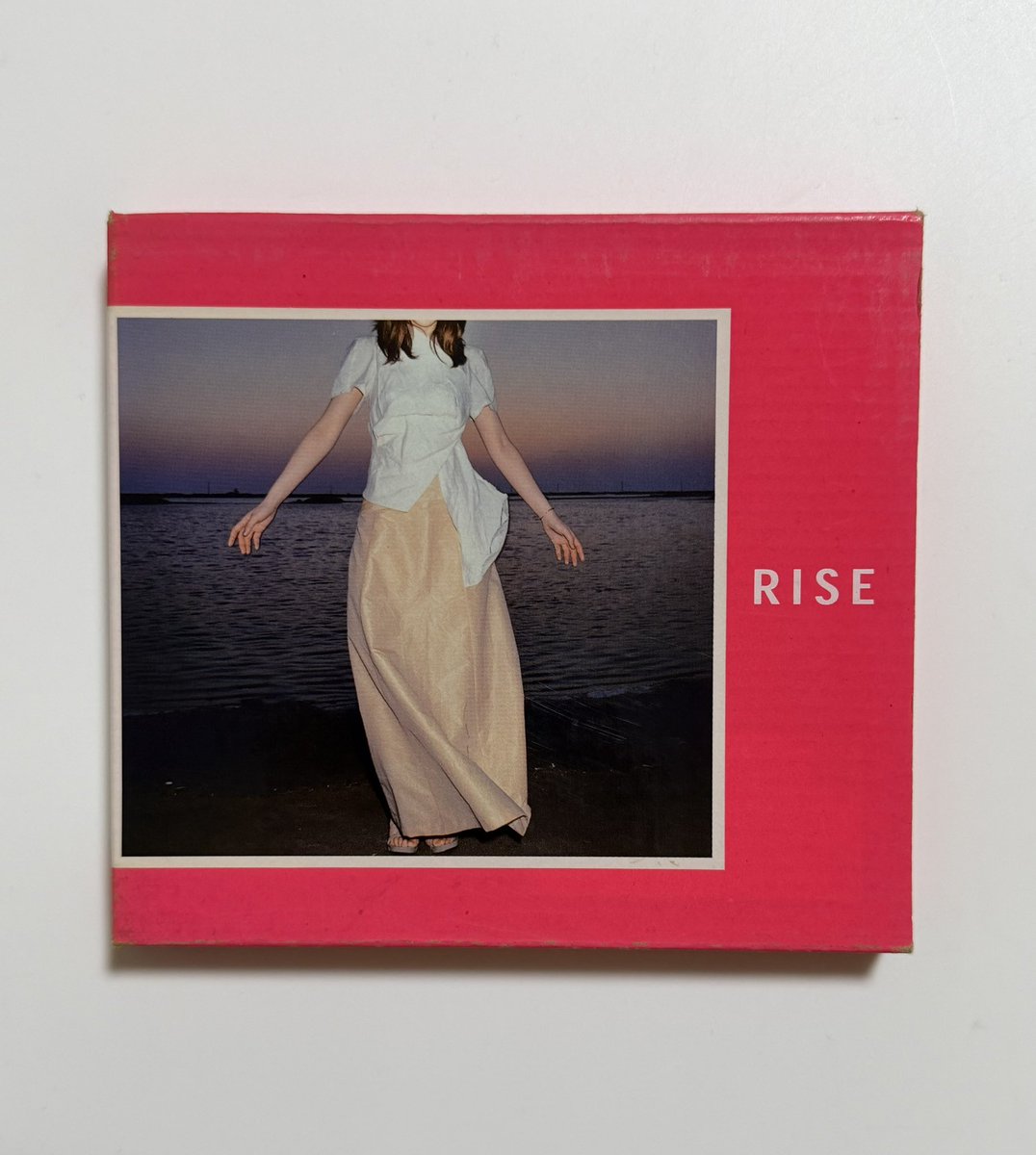 kan2_2010's tweet photo. 今日は岡本真夜さんの『MAYO OKAMOTO BEST RISE I』が発売されて26周年です。
デビューから5年を経てリリースされた初のベストで、当時のシングル曲とアルバム曲数曲で構成されています。オリコン1位を獲得しました。初回盤の特典CDには『Alone 〜AOR Version〜』が収録されました。
#岡本真夜
#RISE1 https://t.co/nG2CYr7YL9