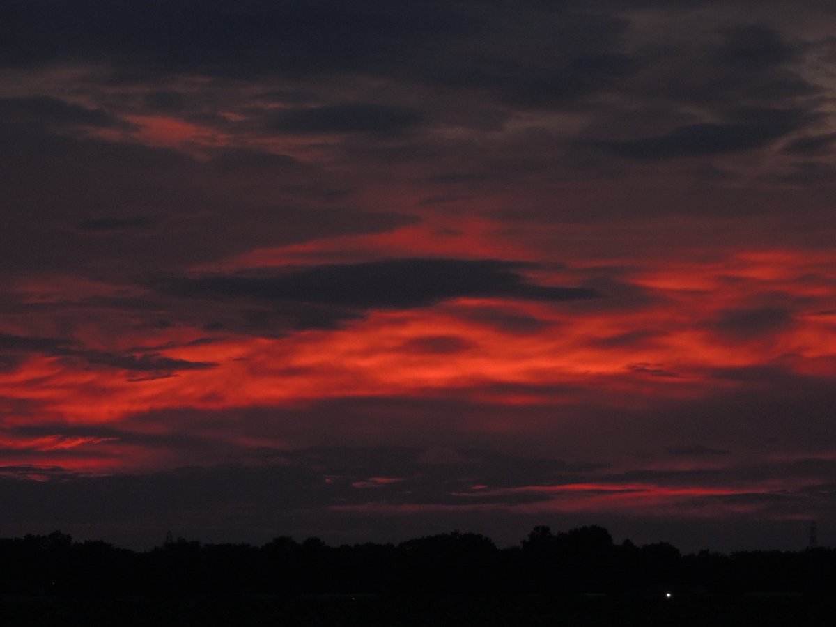 CPritchWX's tweet photo. Amazing Sunset in Staunton Illinois tonight @SteveTempleton @scottontvKSDK @fox2ch @MattBednarWX @DarrenLeedsWx @KevinLighty @spann #ilwx https://t.co/6M2AuZZm3e