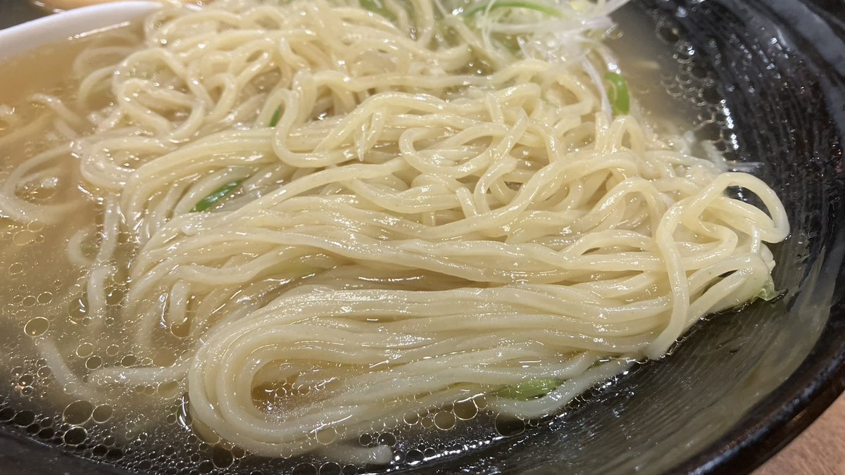 n_whites's tweet photo. 今日のランチは昨日夜のリベンジ♪
お昼も開店から程なく満席と…
そして、気になったぼくの塩！
かなりあっさり塩味控えめ。
繊細な出汁を味わうタイプのん。
店主テンパってたからか肉団子無かった。
頼んでた持ち帰り蒸し鶏もキャンセル。
久々に余裕無い店主さん見た(^^)

#虎一番@阪神出屋敷 https://t.co/V75od7z4Am