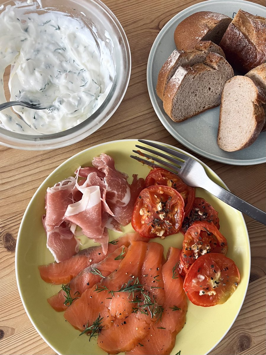 tsuchi_writing's tweet photo. ボナップさんの料理教室で、ハード系パンの付け合わせ最適解を発見！

左上の「セルヴェル ド カニュ」で、フロマージュブランにハーブなどを合わせたもの。
私が住んでいる地域には、フロマージュブランなんておしゃれなものはいくら探しても見当たらなかったので、水切りヨーグルトで代用。

白ワインビネガーをとばっと入れすぎて、若干ゆるめになっちゃっだけど、パンにぬりやすかったのでよしとする☺️