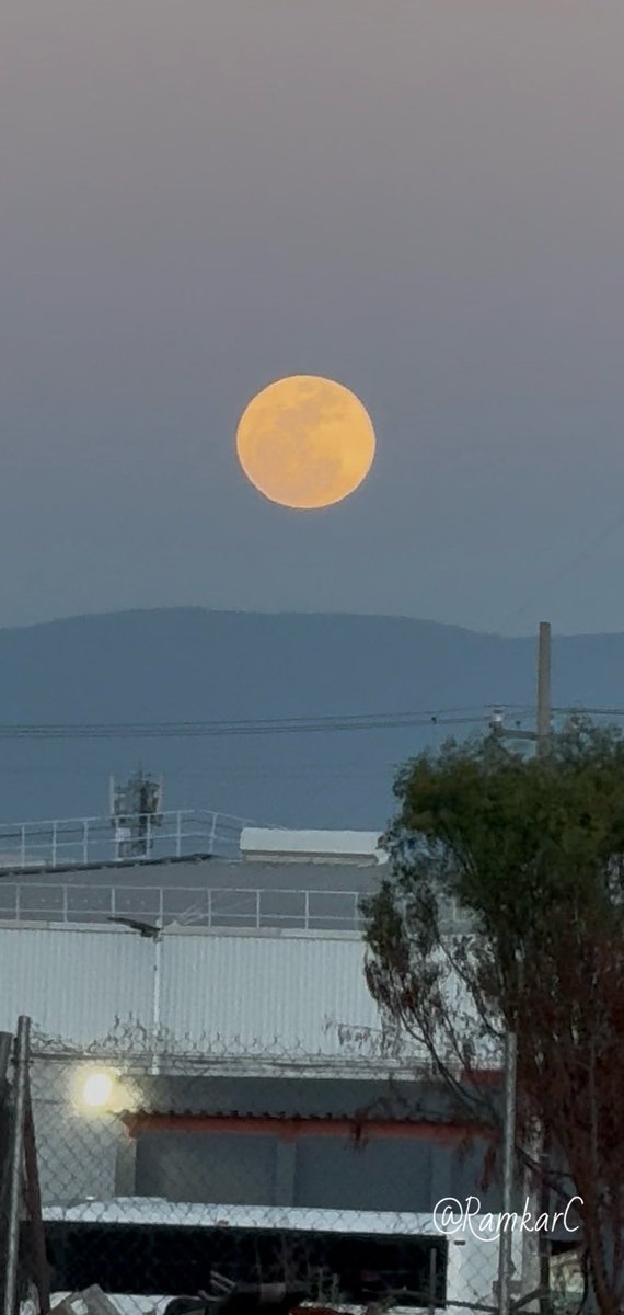 RamkarC's tweet photo. #Luna Azul vista desde la Aut México-Pachuca. 

😍 salgan a verla 🤏🏾😍!! https://t.co/BAxWGNT9lp