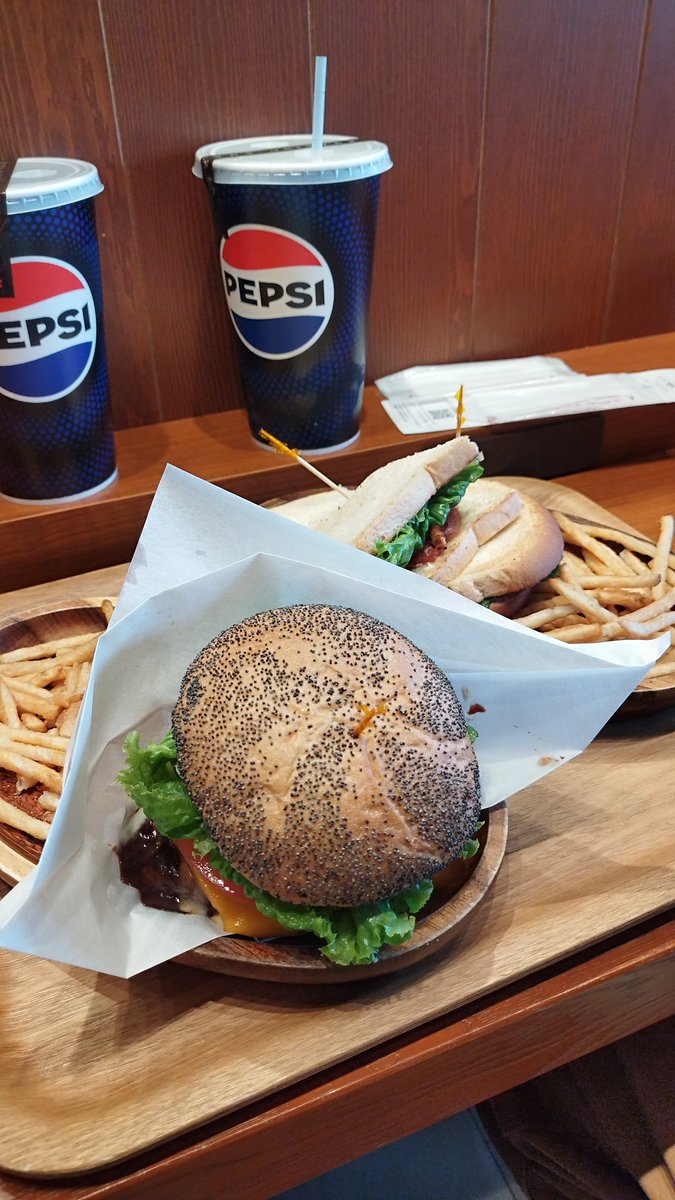 s54b29's tweet photo. お昼ご飯の時間です☺️

隣に、デカいペプシ2本と2人前のご飯を食べてる化け物が居ます🌝 https://t.co/5mGhURylFK