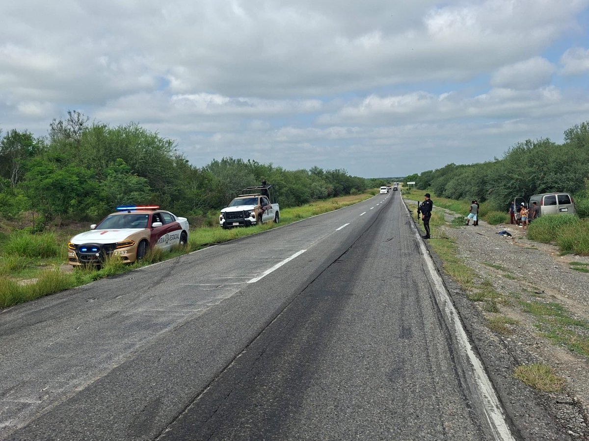 SSP_GobTam's tweet photo. A través del “Operativo Carretera Segura" Guardia Estatal brinda asistencia a familia varada en la Victoria–Matamoros” https://t.co/TmLKsCF9bQ