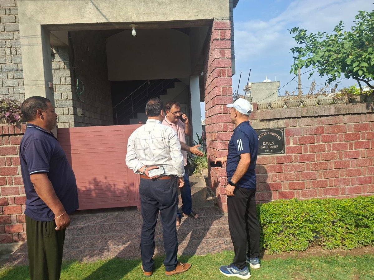 jmcjammu's tweet photo. Even on a Sunday, and on the final day of the Census Self-Enumeration drive, the entire JMC team is on the ground, working tirelessly to maximize citizen participation and ensure every eligible resident gets an opportunity to complete self-enumeration. 
#Census2026 https://t.co/wdogR4ZibY