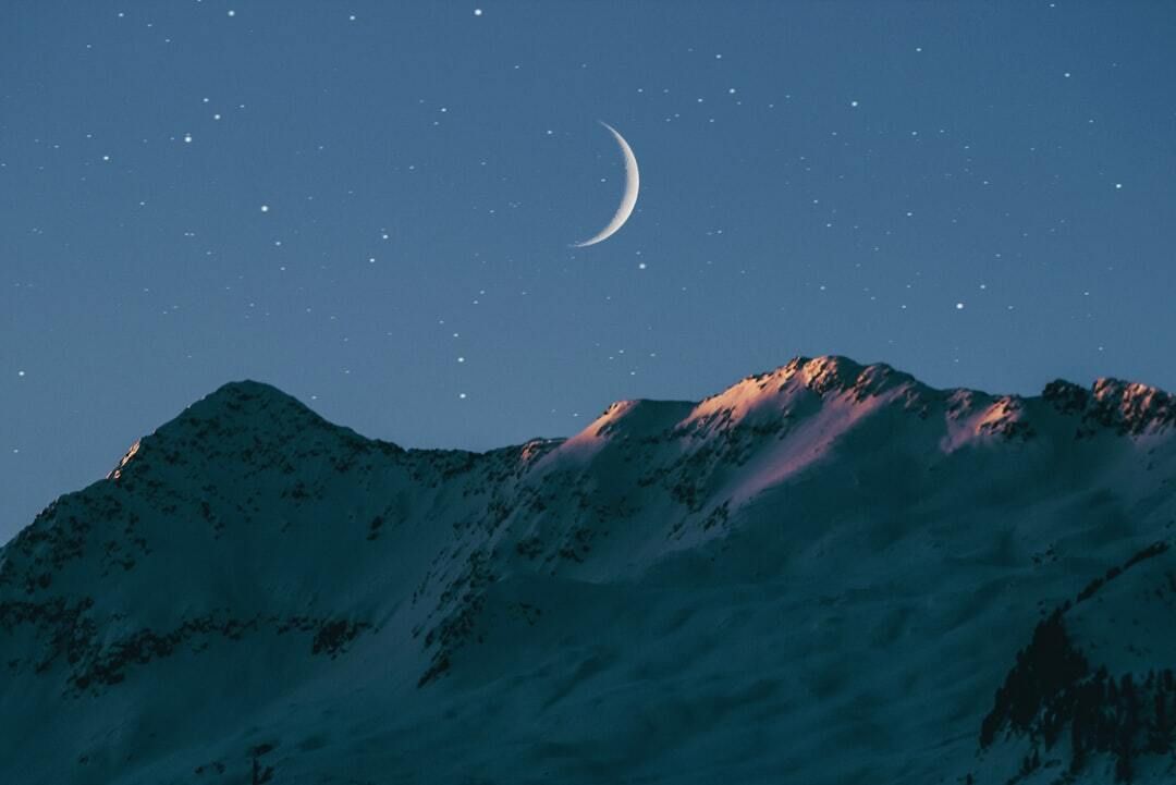HIPHuntsville's tweet photo. Good night. The words that felt distant today may arrive gently tomorrow morning. Let the mind rest. ✨📖 

#WritingCommunity #AmReading #AmWriting #AmQuerying #IndieAuthor #AuthorsOfTwitter #WIP #WritingRoutine #AmWriting https://t.co/PjdSbPORg1