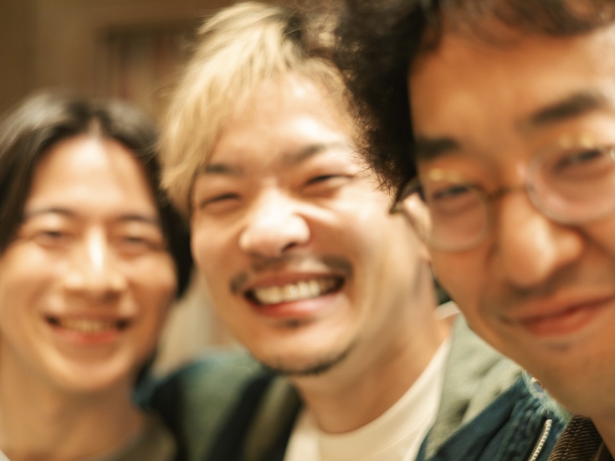 reborn_tvasahi's tweet photo. 𖤐⸜リボーンドラマ撮影記録⸝𖤐

カメラマン #高橋一生 さん😜📸
"3バカ"トリオの素敵な笑顔をパシャリ！

⋱ 1〜3･最新話TVer見逃し配信中🔁🪄 ⋰
https://t.co/0MdwMhNUuQ

第8話⏳6月2日(火)よる9時
『#リボーン 〜最後のヒーロー〜』

#小久保寿人 #今井隆文 #村井良大 https://t.co/0piFEyLAR6