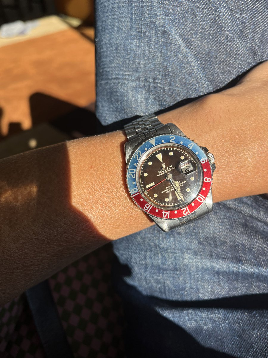 bachopapa's tweet photo. ベゼルを年代のあったシンプルな赤青に。でもこのフェードして水色っぽくなってるのと、少し濃いめの赤がとても気に入ってます😊ベルトは年代違うと思うけどジュビリーに変更。自分好みにすればいいと思うヴィンテージ遊びでした🤎 https://t.co/DsJrOSpdDu