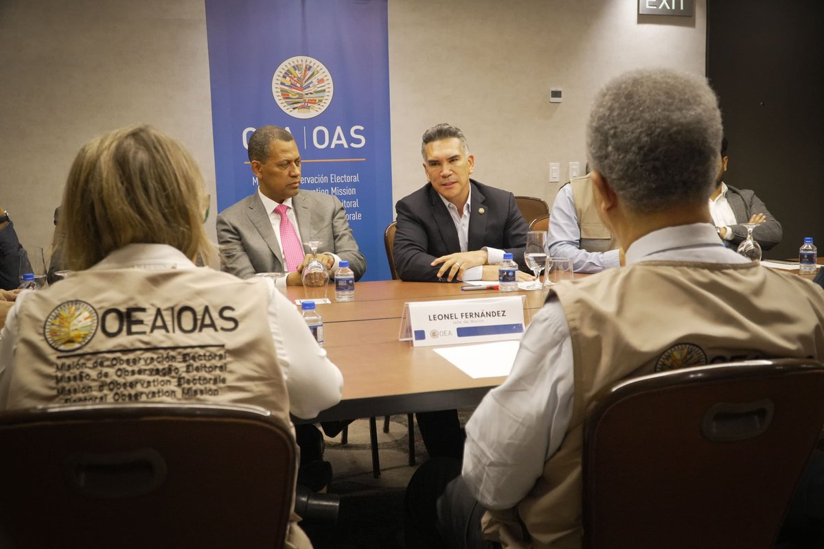 OEA_oficial's tweet photo. El Jefe de la Misión de la #OEAenColombia @LeonelFernandez sostuvo un encuentro con la delegación de la Misión de Observación Electoral para Colombia de @COPPPALObserva, para dialogar sobre el trabajo de observación que encaminan ambas instituciones de cara a las #Elecciones2026 en 🇨🇴.