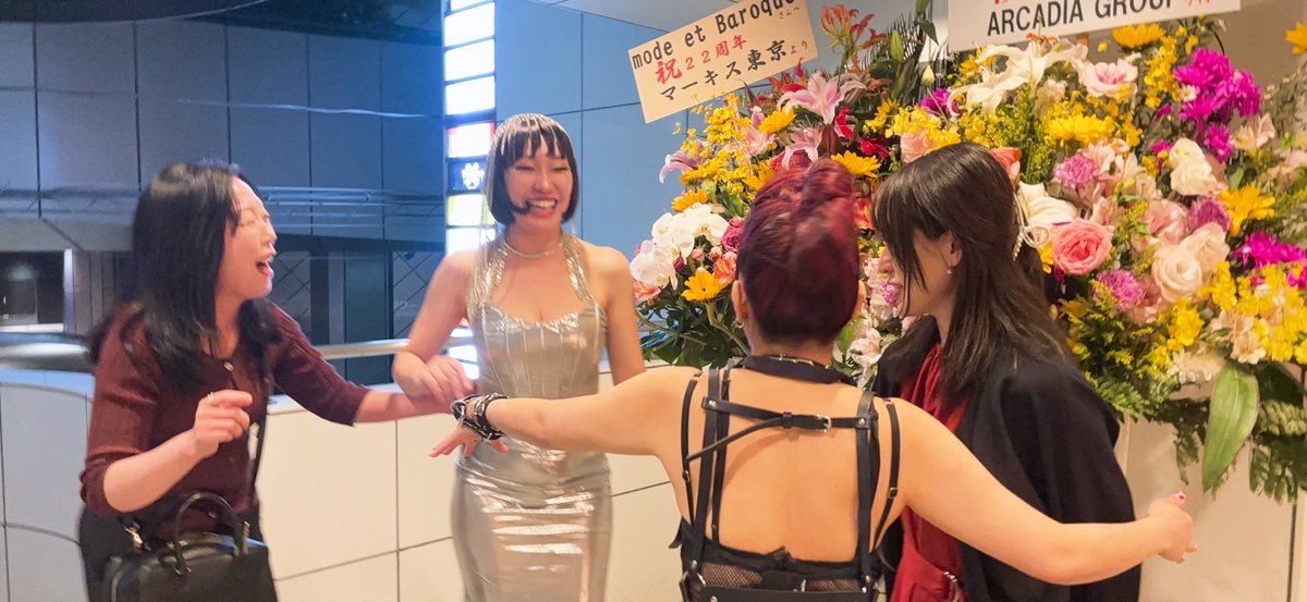 magica_kikka's tweet photo. モードエバロック22周年！シナモンに写真を頼んだらEXILEみたいに動き回りながら撮り出したから「これで上手く撮れてたら怖いな」と思ったが、動き通りに自由な出来栄えだった。周年のハイライトがシナモンで悔しいが…おめでとうございます🎉 https://t.co/dsuWCpQITZ