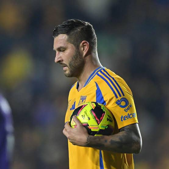 CarloRVan's tweet photo. Gignac tuvo en los pies la oportunidad de adelantar a Tigres y posiblemente darles el título hoy, pero terminó estrellando su remate en la humanidad del portero.

Pese a haber anotado su penal, esa será quizás la última imagen que nos dejó antes de despedirse del fútbol mexicano. https://t.co/h3KUbY7cws
