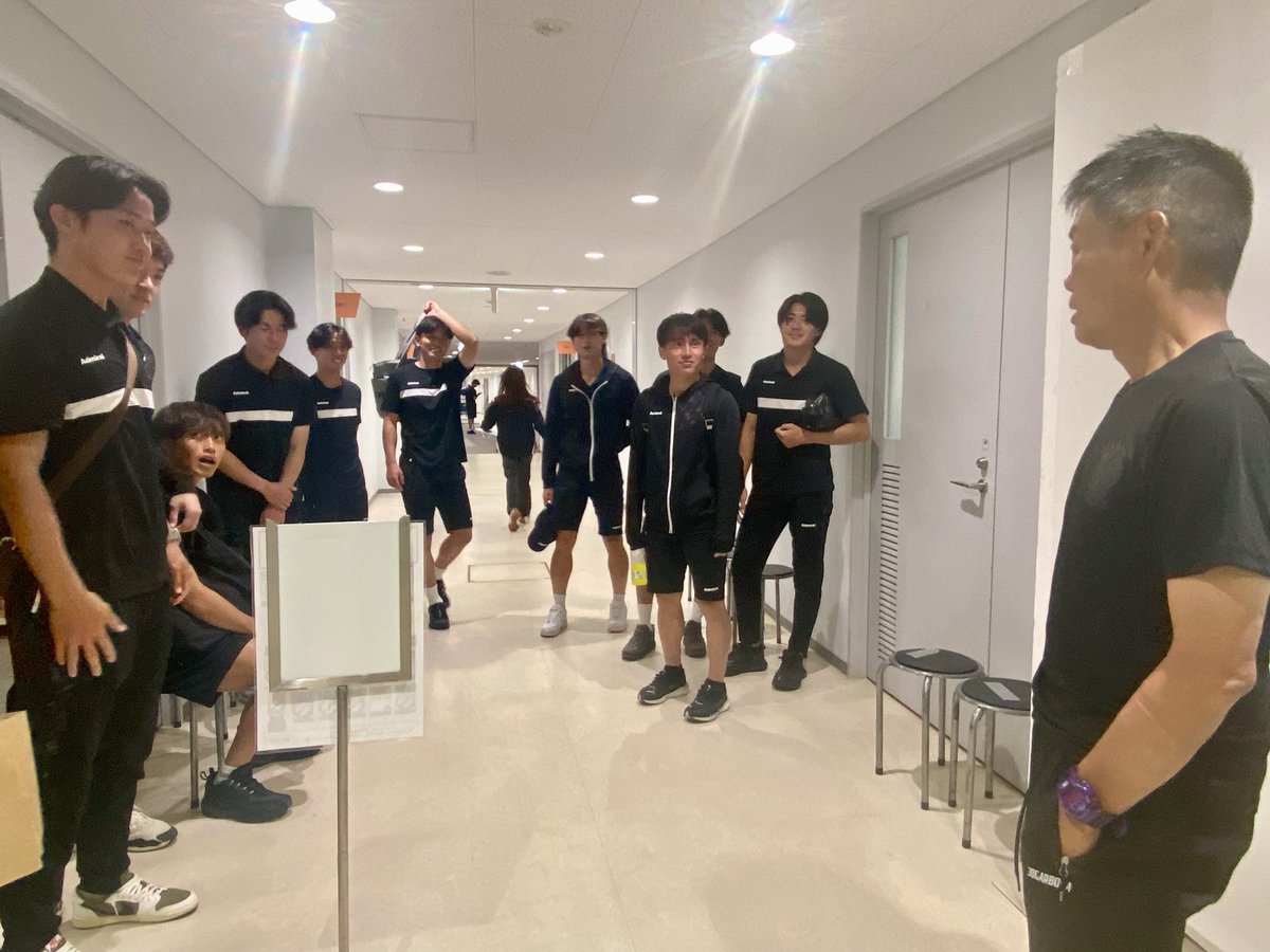 roassoofficial's tweet photo. ��シーズンまでロアッソ熊本を指揮しました #大木武 監督が率いる #愛媛FC との対戦ということもあり、大木監督や竹本雄飛選手が熊本サポーターのもとへ挨拶に来られました。
また試合後にはロアッソの選手達が大木監督へ挨拶に行っていました！
#ロアッソ熊本 https://t.co/RalOdzjdpD