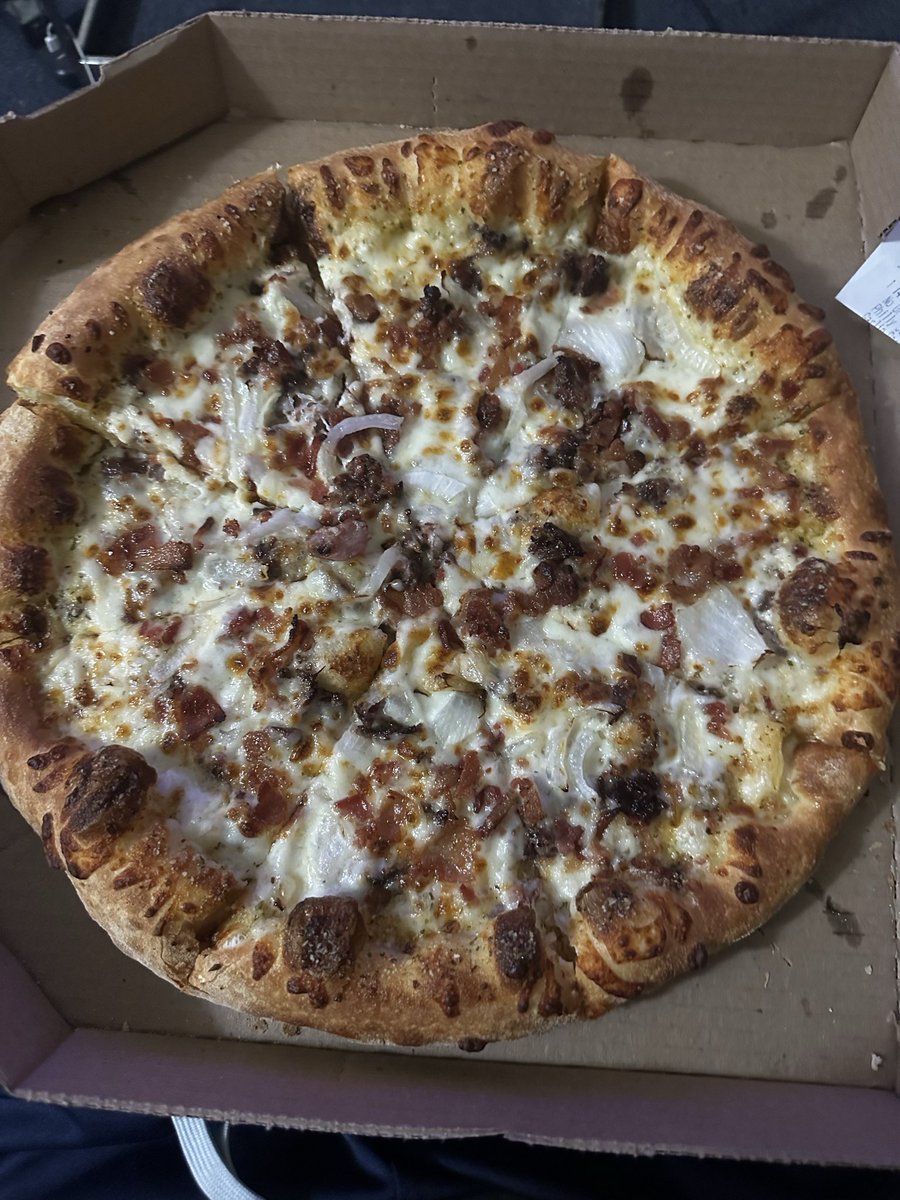 TooHarkless's tweet photo. @dominos I’m tired of making complaints. Why can’t your locations make clean cuts for pizza? I know why cause the dough/pizza is tough as hell! It’s like the staff is using cardboard to attempt to cut. https://t.co/8bdeACvQ40